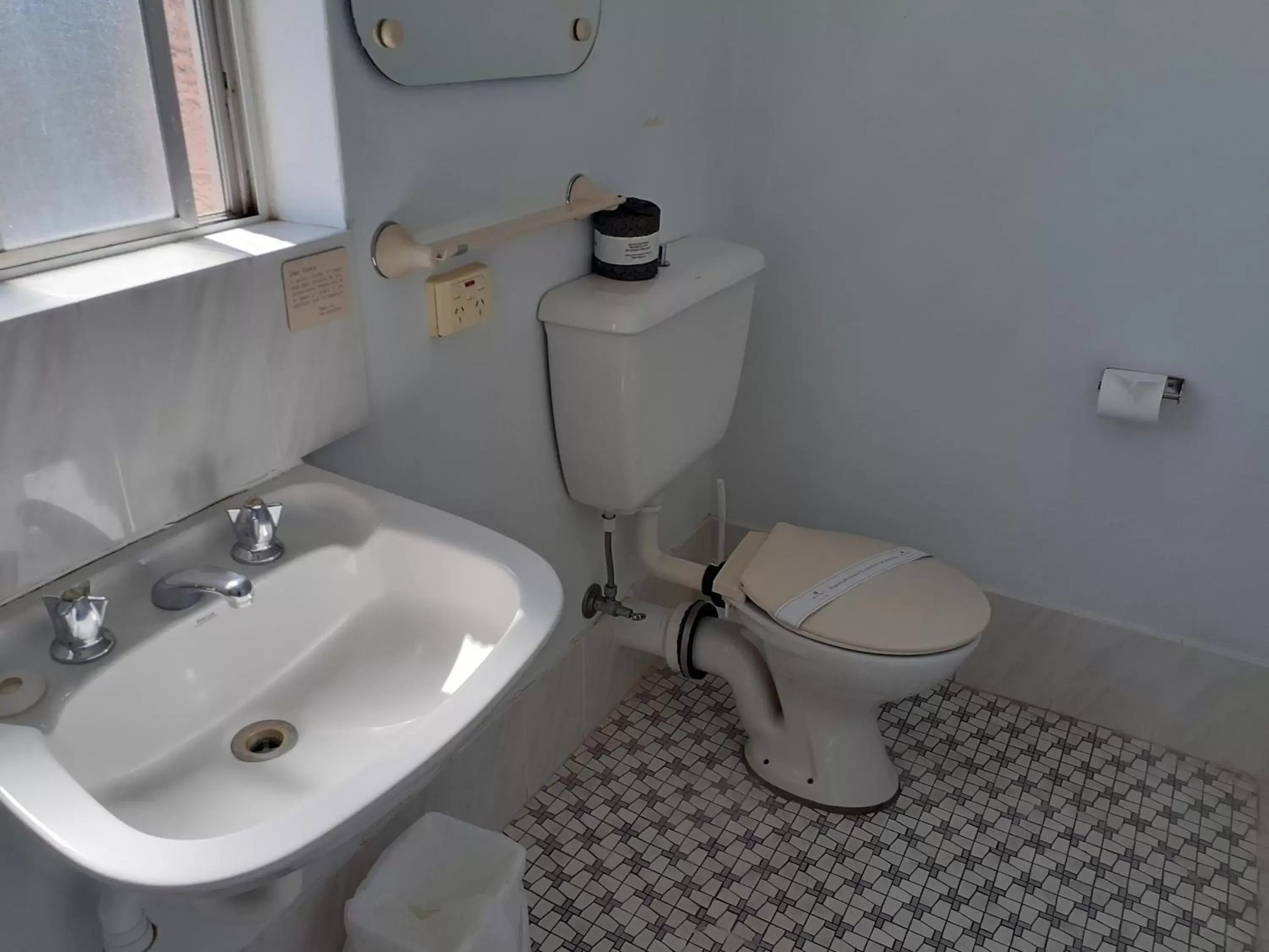 Toilet, Bathroom in Crest Motor Inn