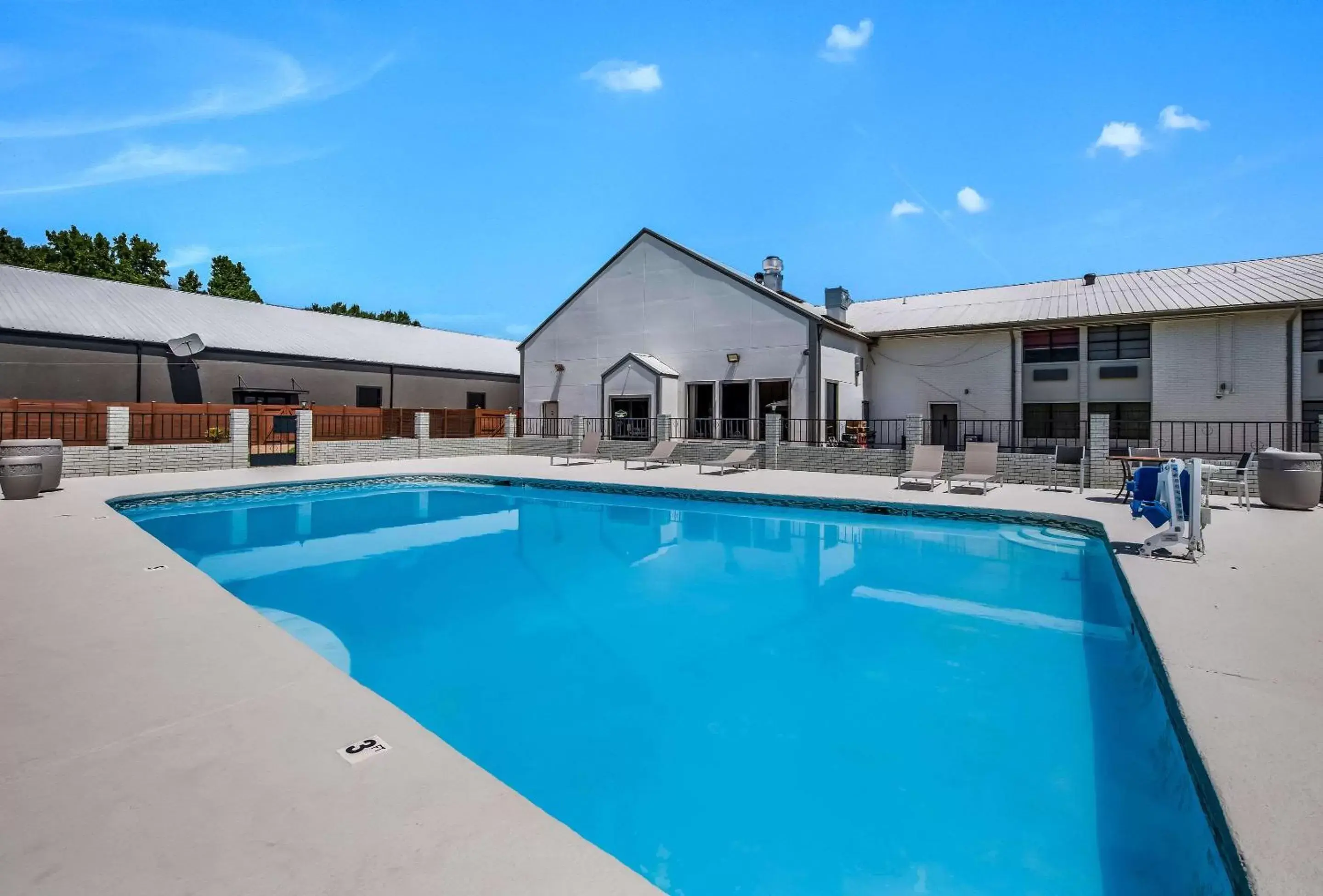 Activities, Swimming Pool in Clarion Pointe Marshall