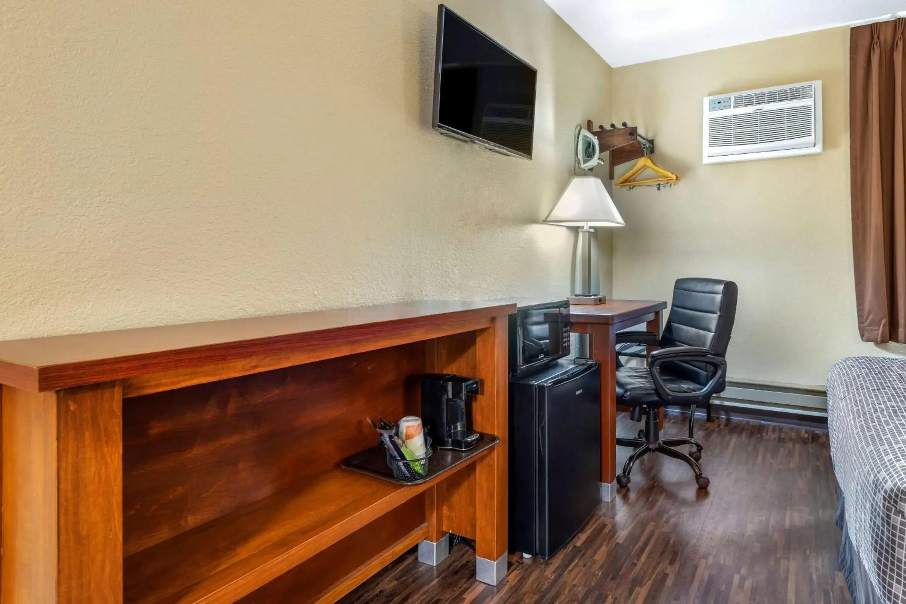 Photo of the whole room, TV/Entertainment Center in Econo Lodge La Crosse