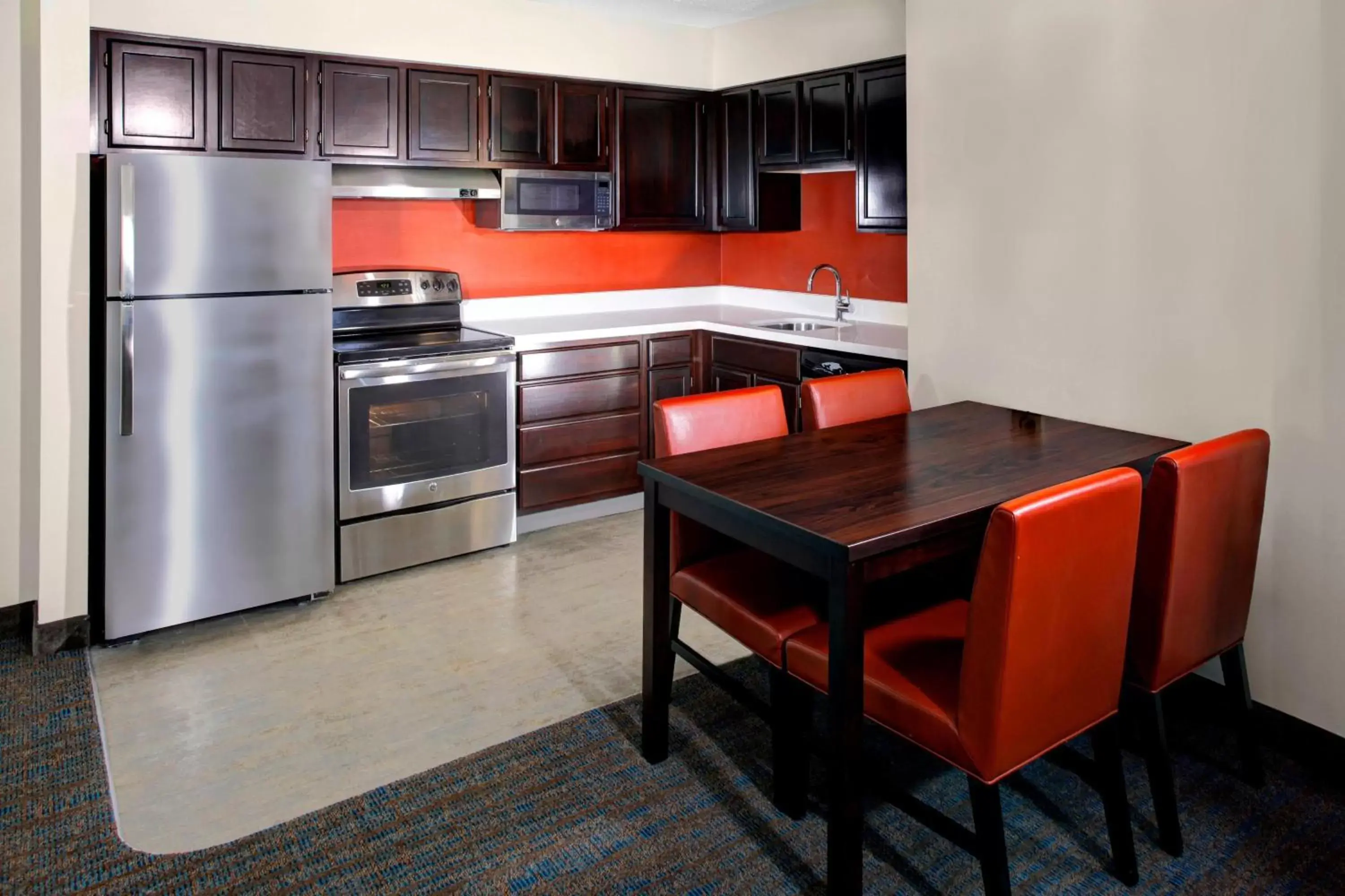 Photo of the whole room, Kitchen/Kitchenette in Residence Inn by Marriott Cleveland Mentor