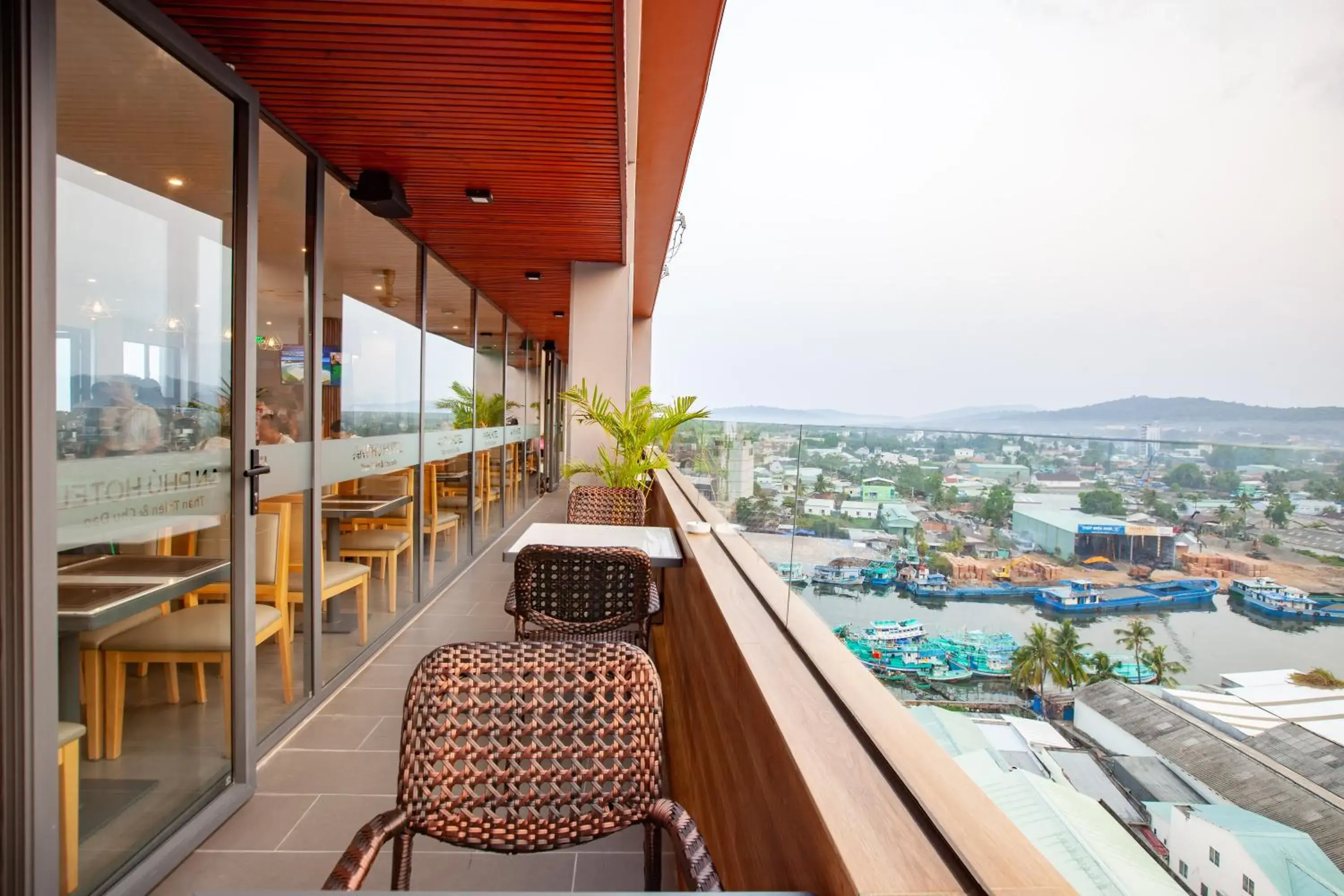 Restaurant/places to eat, Balcony/Terrace in An Phu Hotel