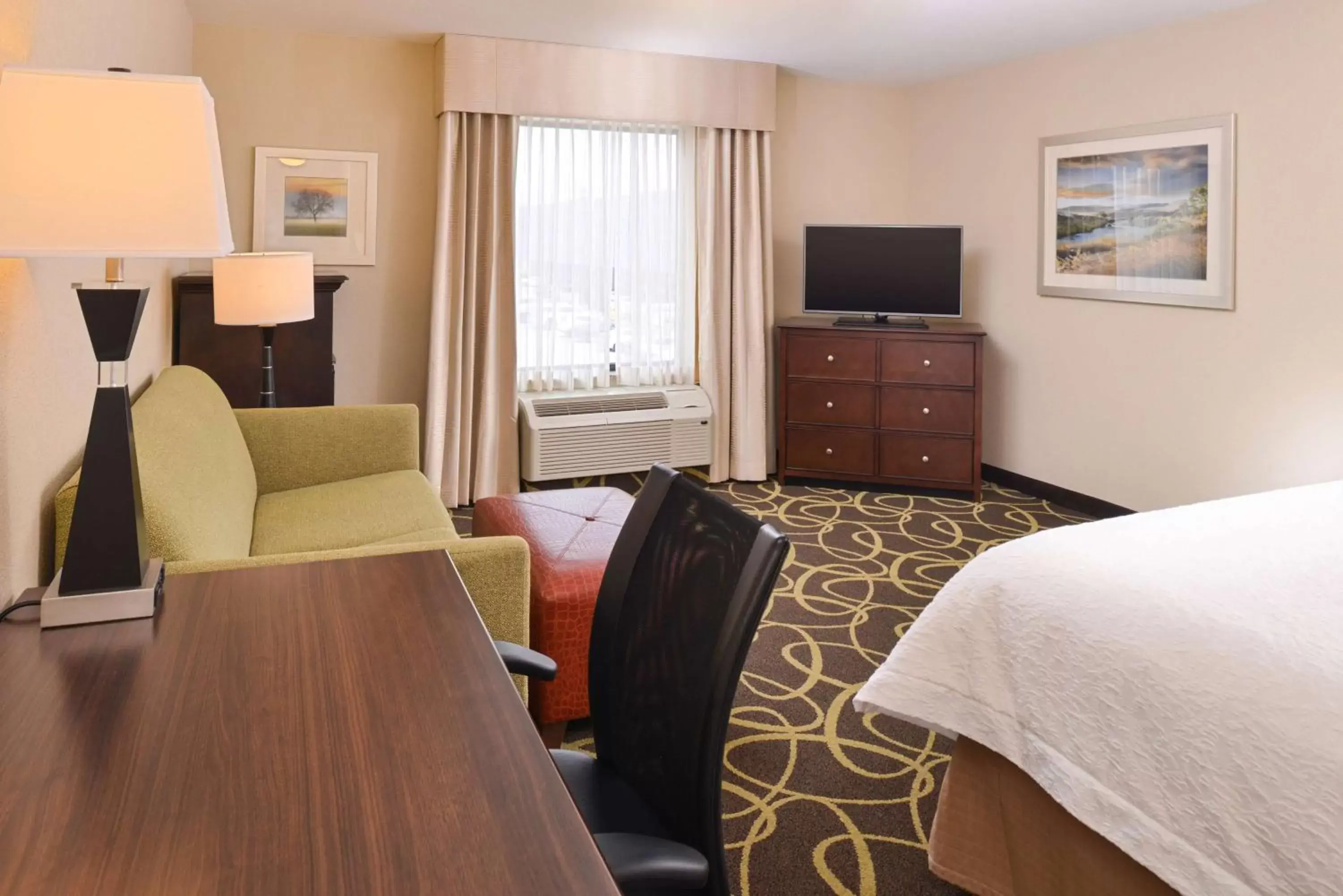 Bed, TV/Entertainment Center in Hampton Inn Omaha Midtown-Aksarben