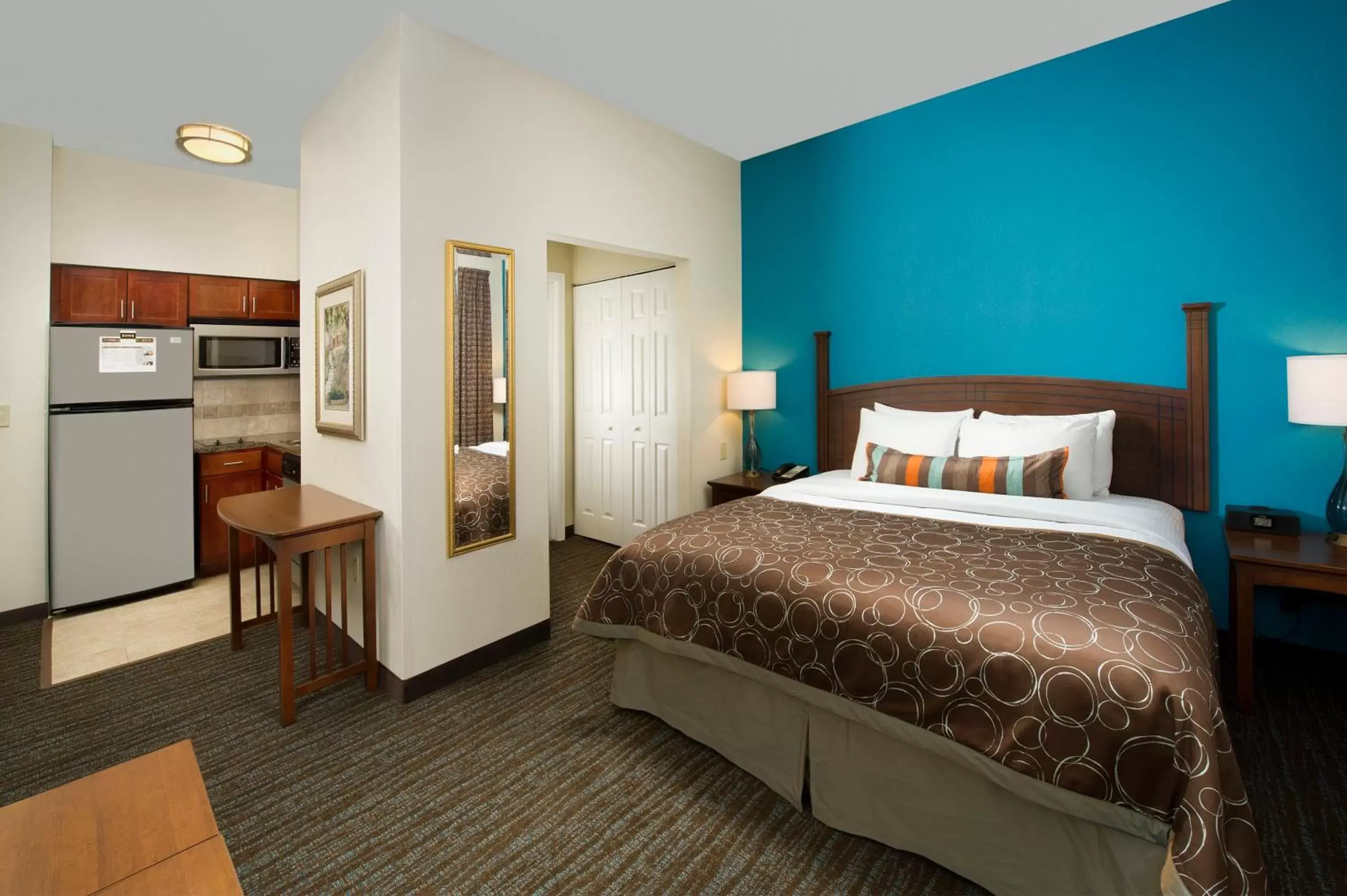 Kitchen or kitchenette, Bed in Staybridge Suites Baltimore BWI Airport, an IHG Hotel