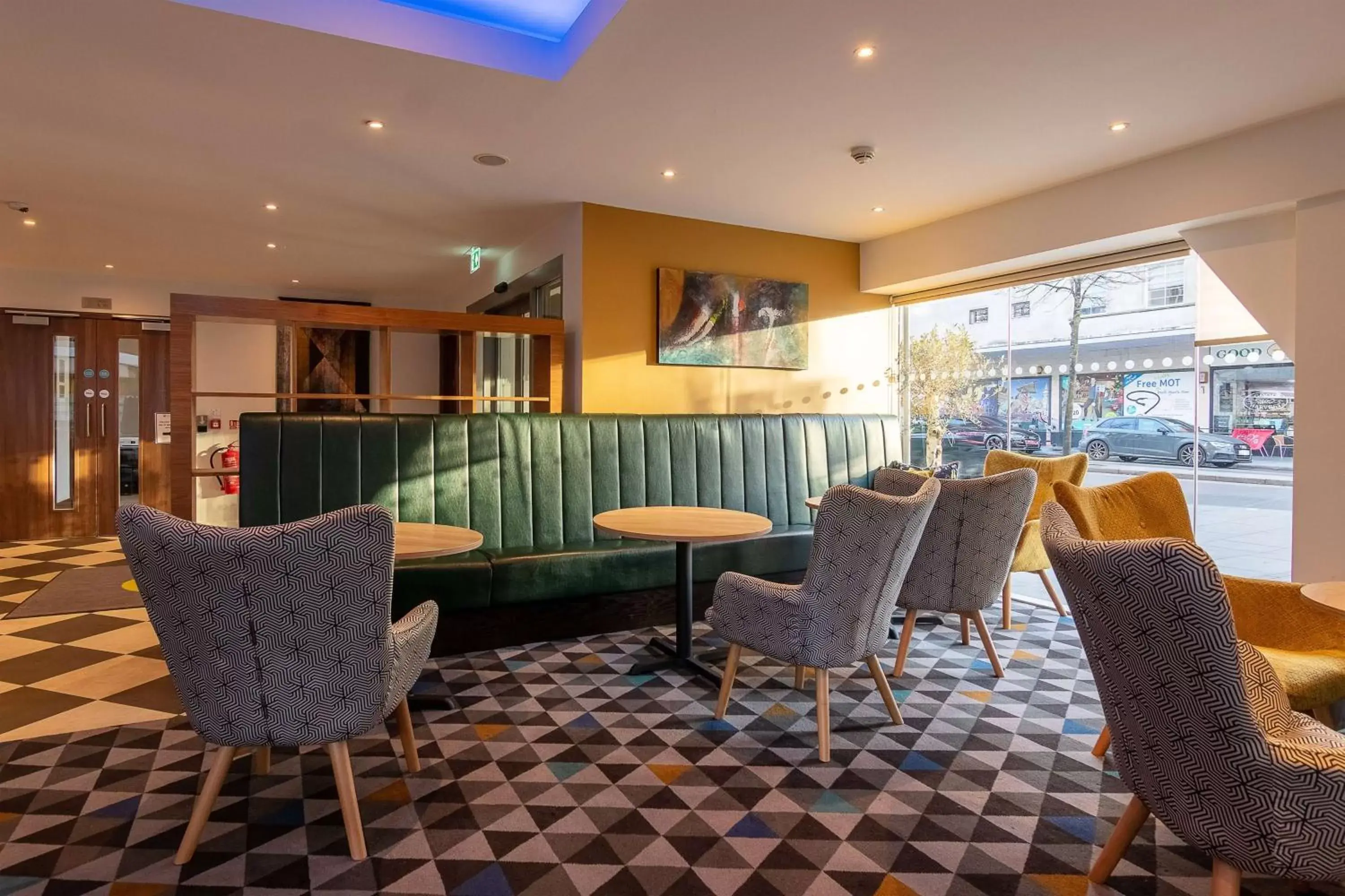 Lobby or reception, Lounge/Bar in Ramada Encore Leicester City Centre