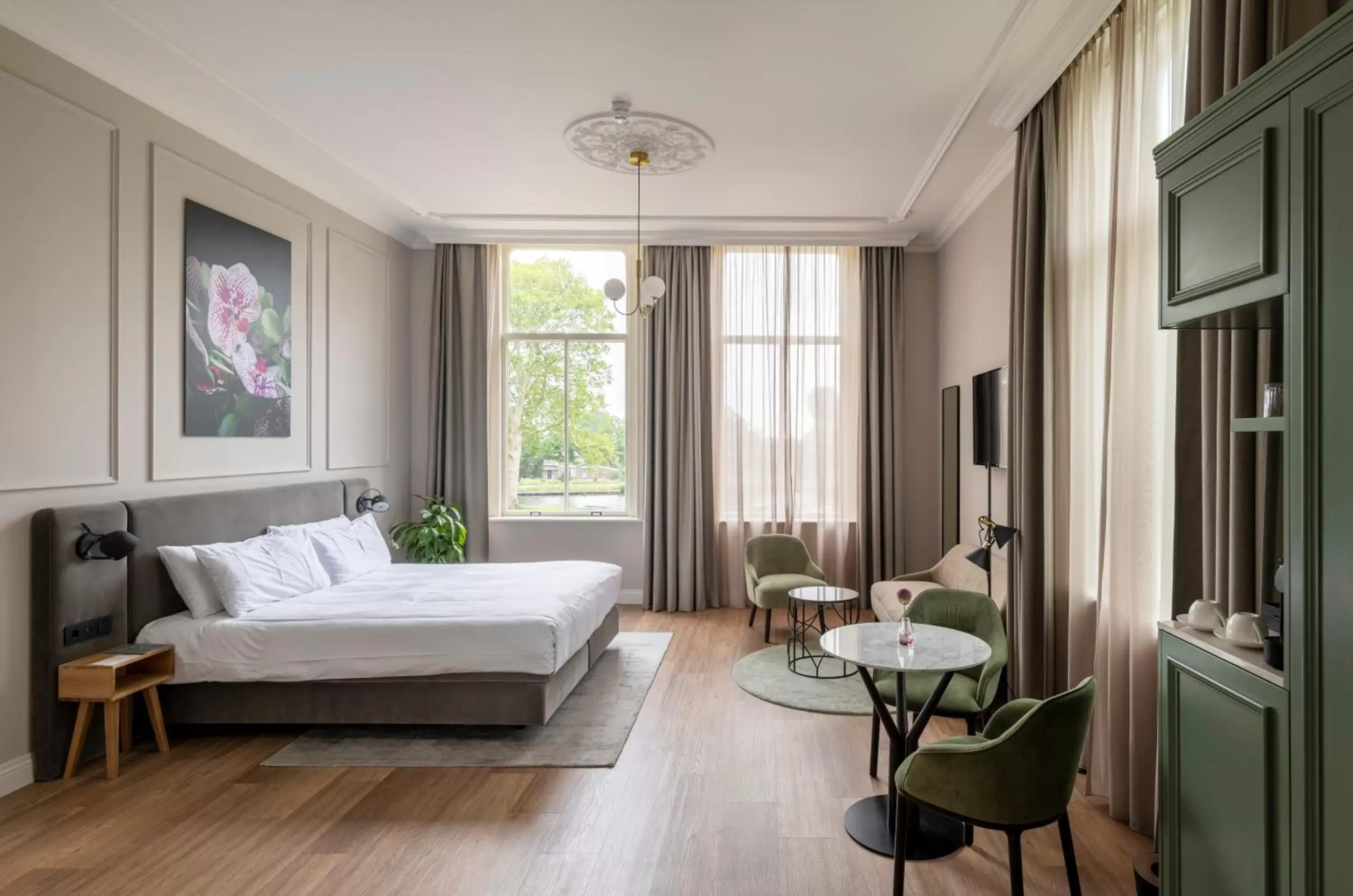 Bedroom, Seating Area in Hotel Flora Batava