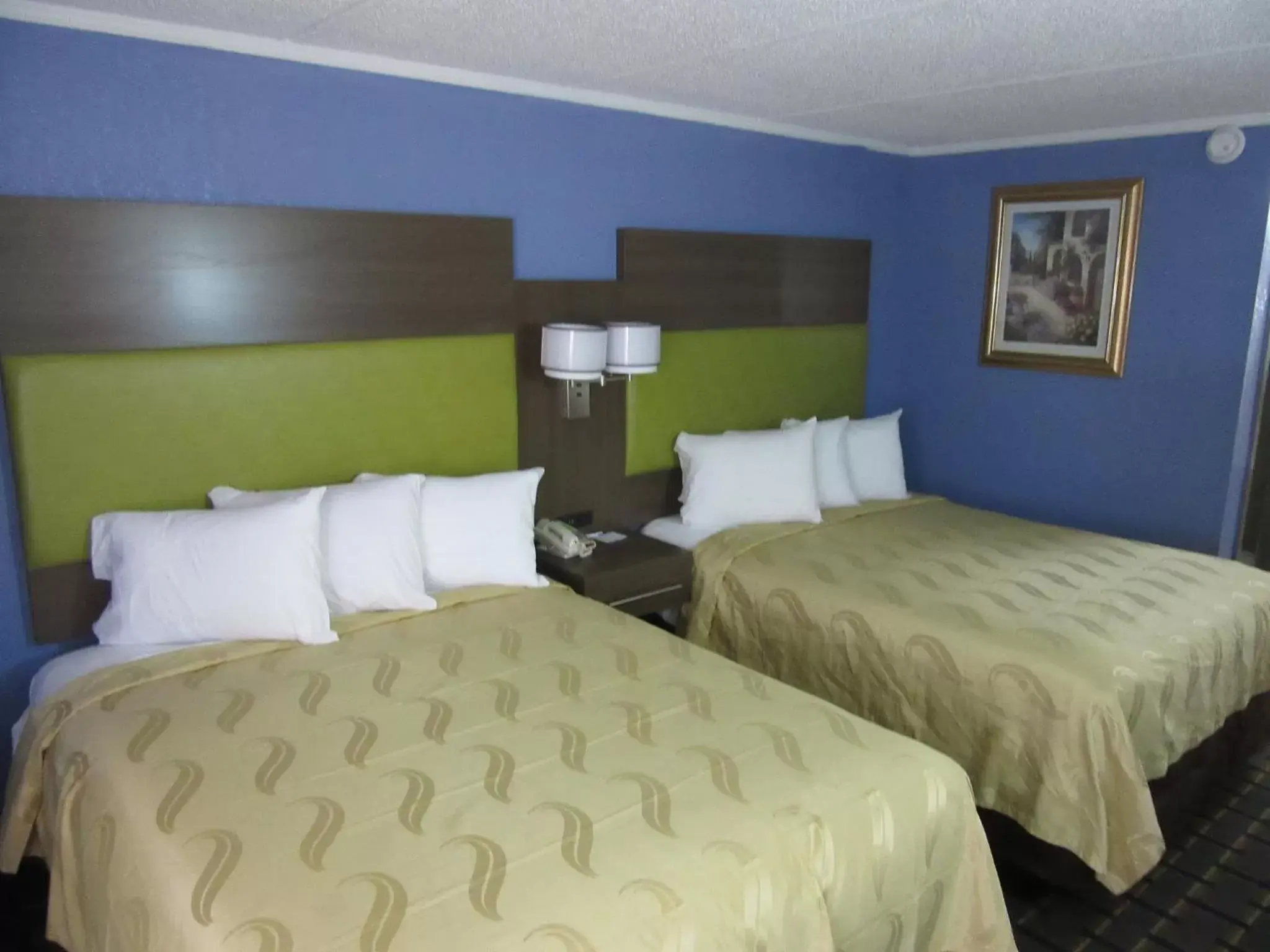Bed in Quality Inn & Suites near Six Flags East