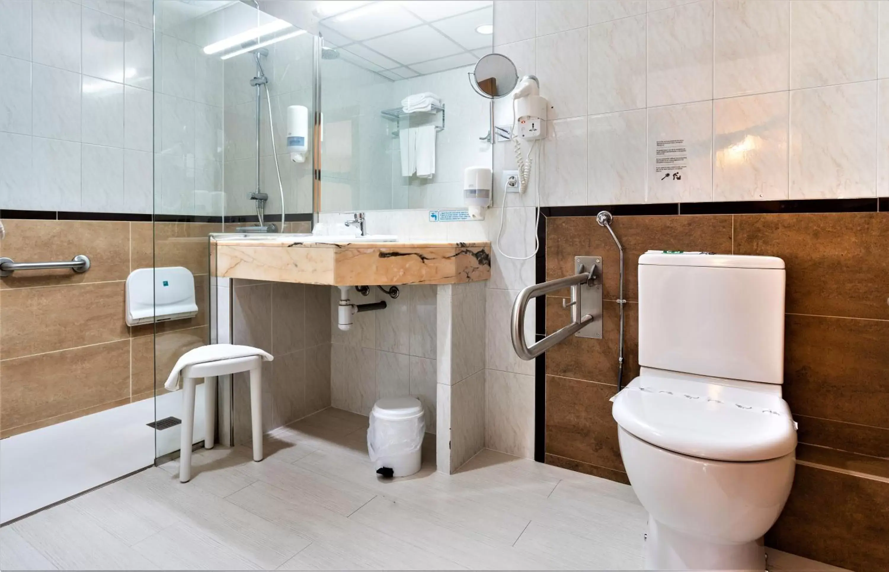 Shower, Bathroom in Hotel Panorama