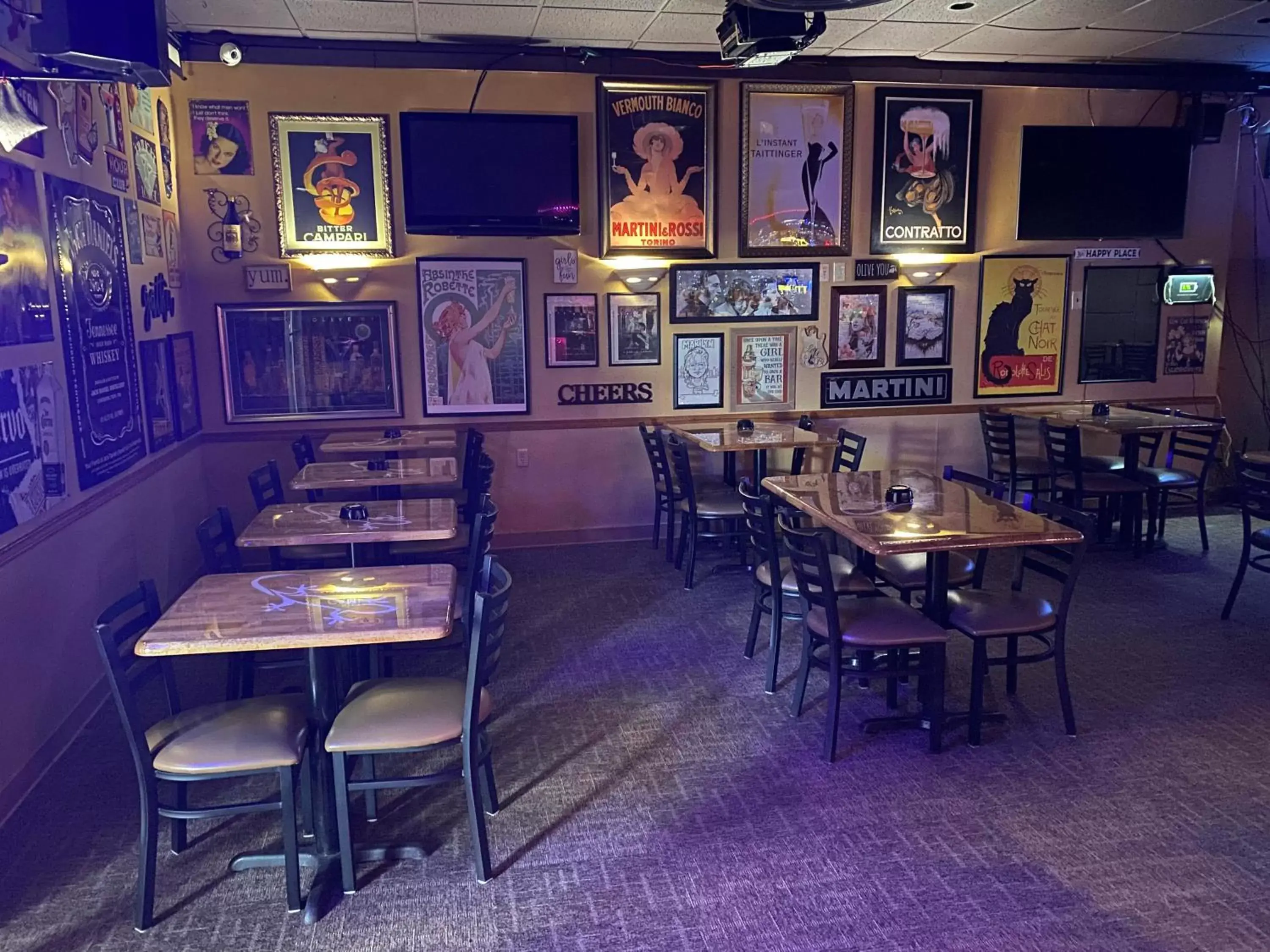 Lounge or bar in Ramada by Wyndham Enid Lounge or bar in Ramada by Wyndham Enid