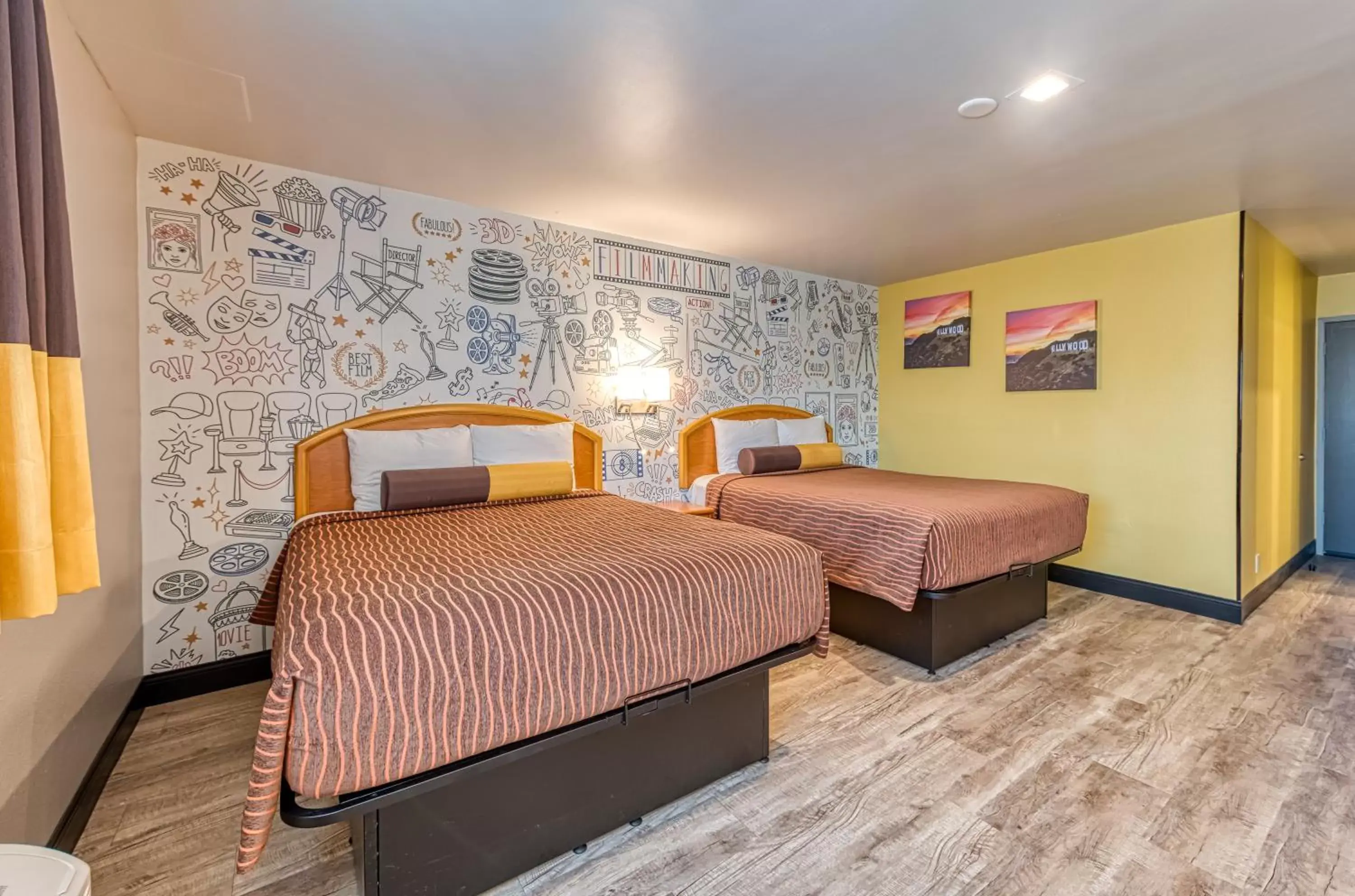 Bedroom, Bed in La Mirage Inn - Hollywood