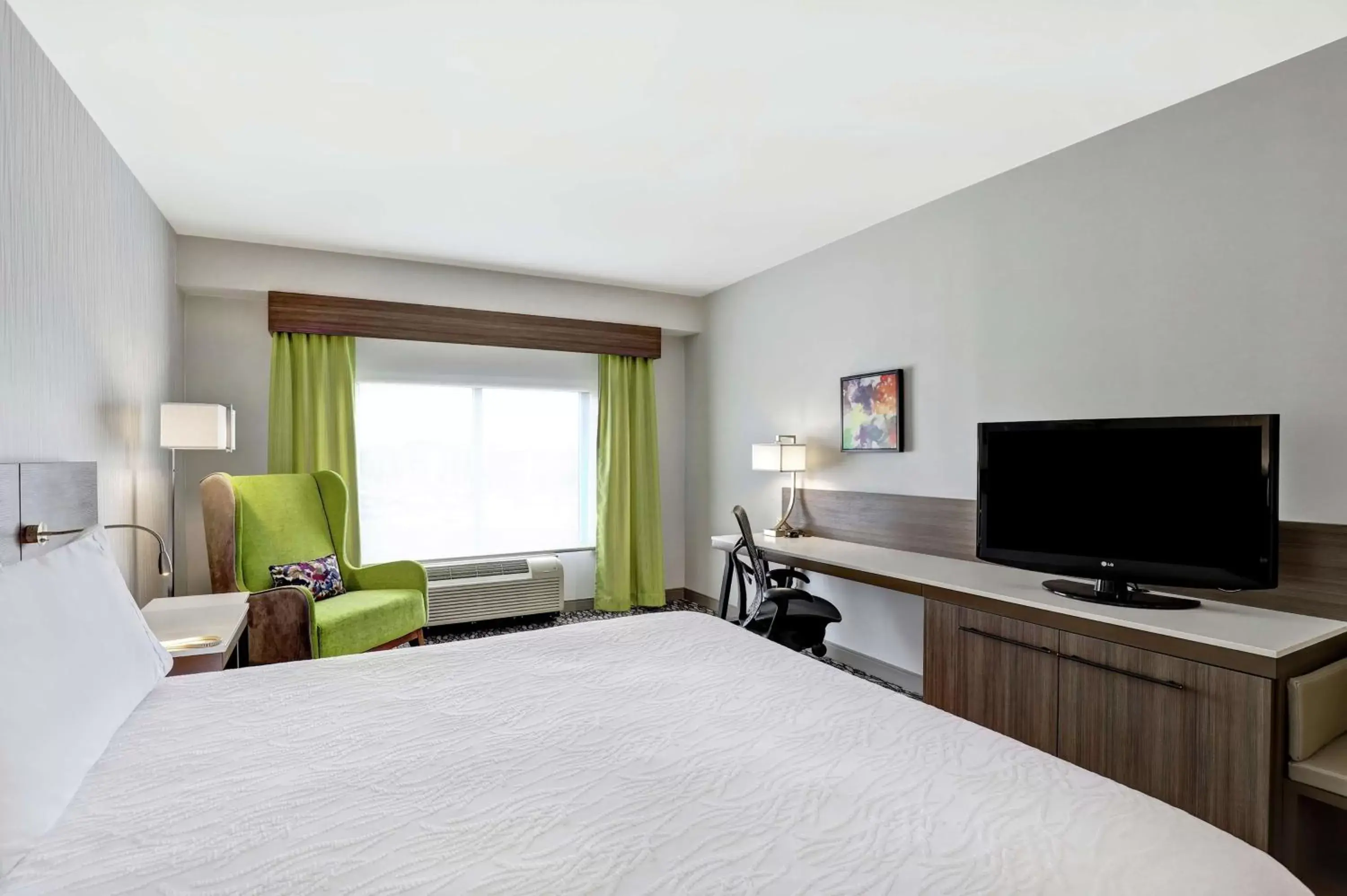 Bedroom, TV/Entertainment Center in Hilton Garden Inn Toronto/Ajax