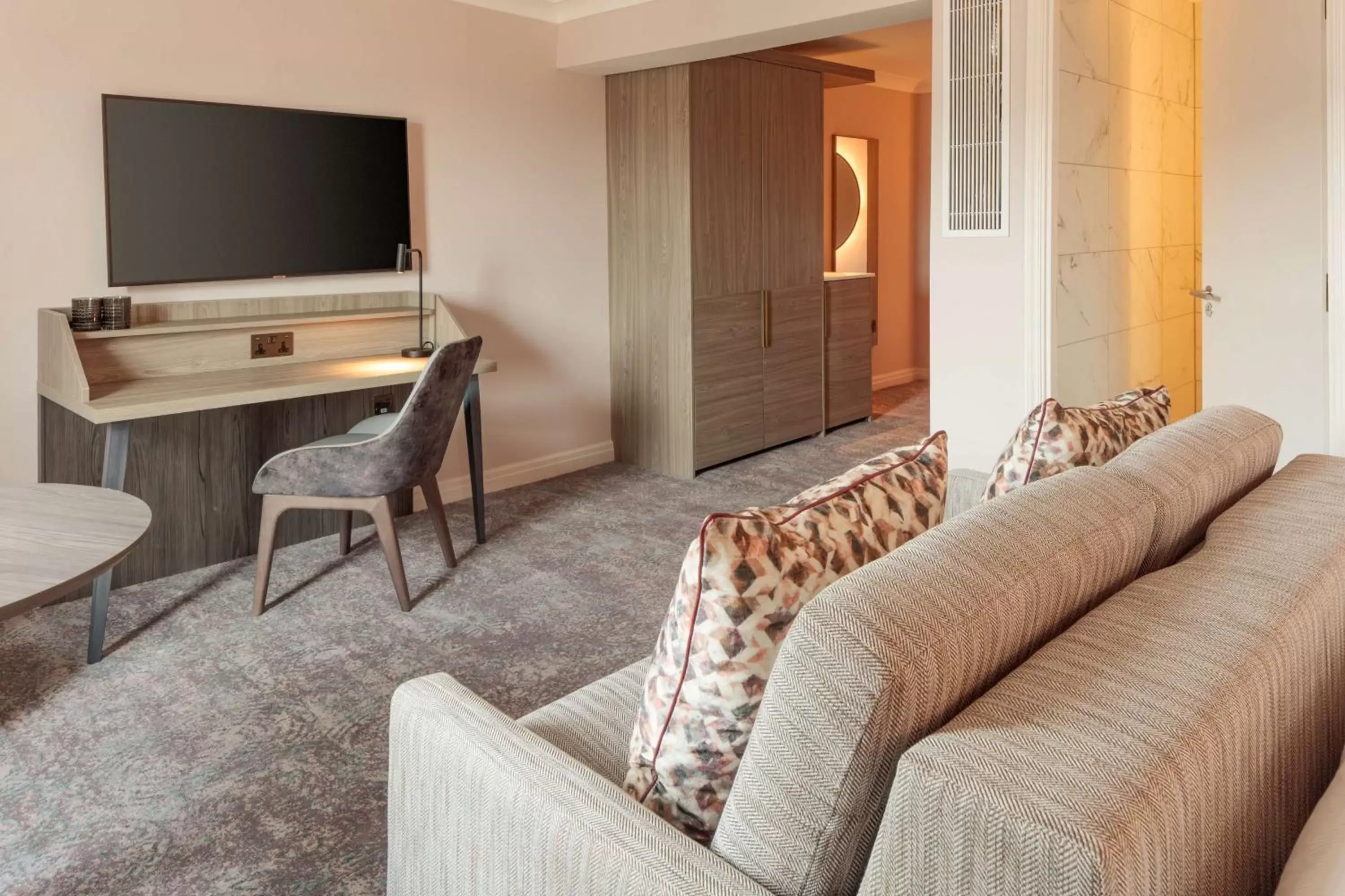 Bedroom, TV/Entertainment Center in DoubleTree by Hilton Bath