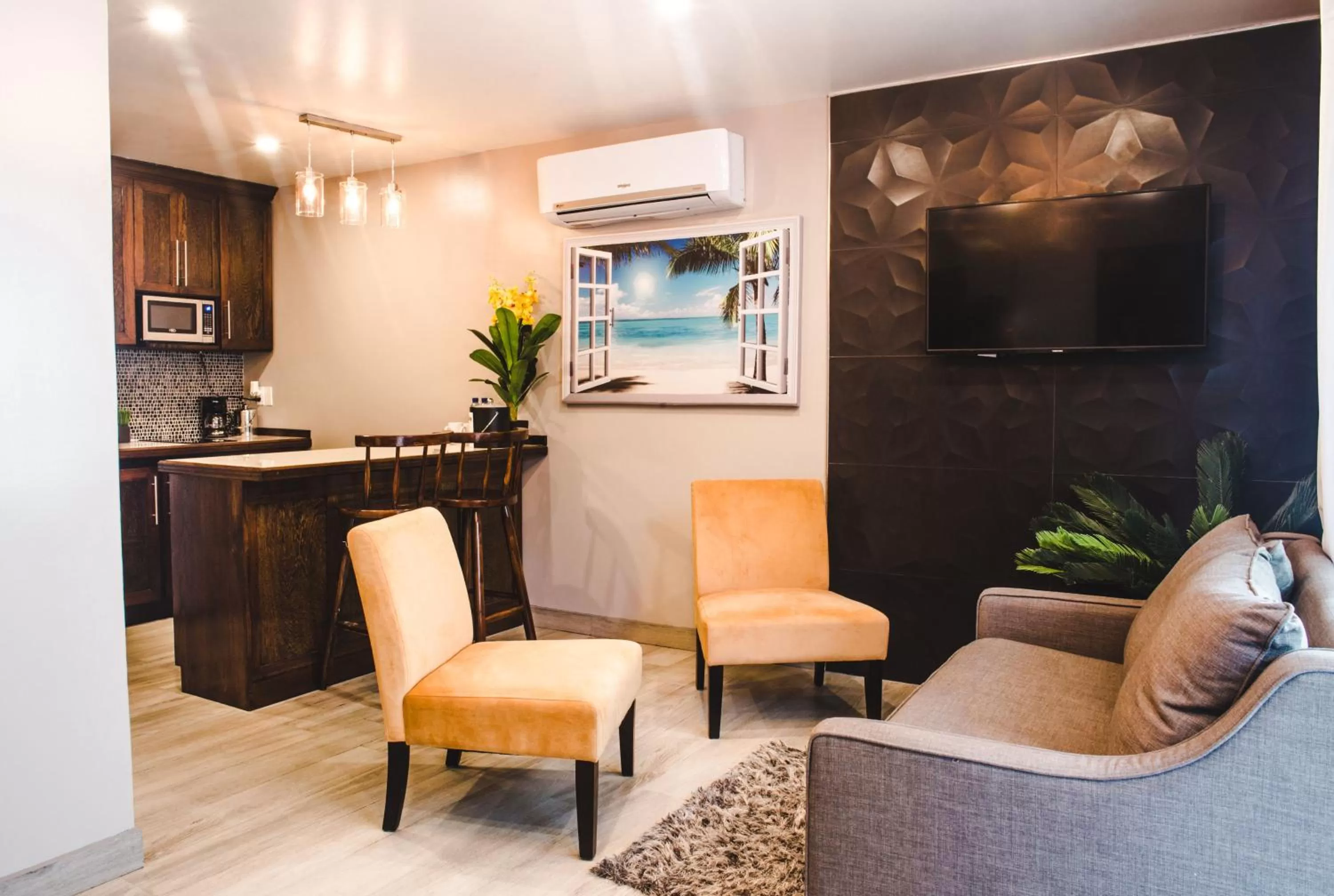 Communal lounge/ TV room in Barefoot Caye Caulker Hotel