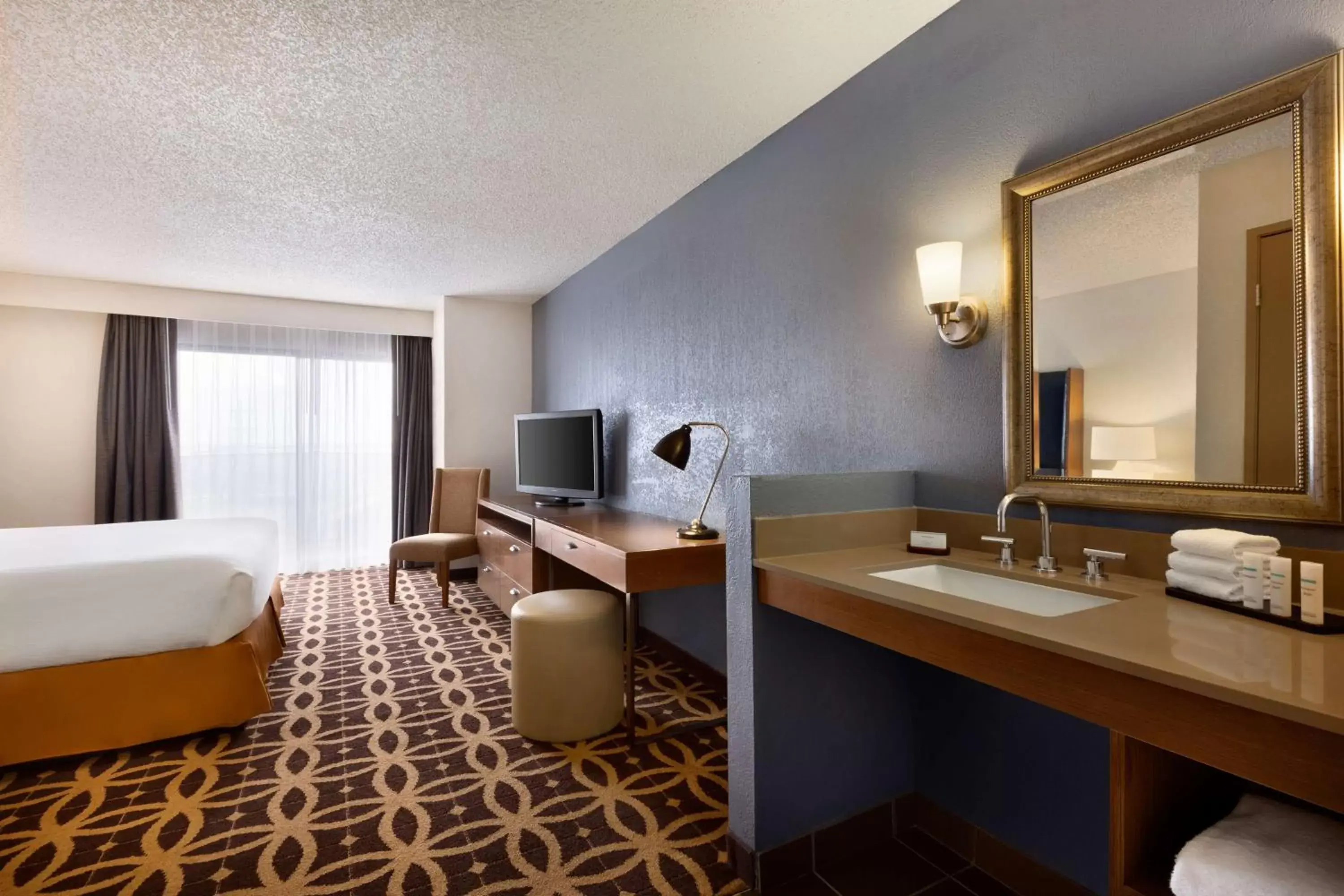 Bed, Bathroom in Embassy Suites Dallas - DFW International Airport South