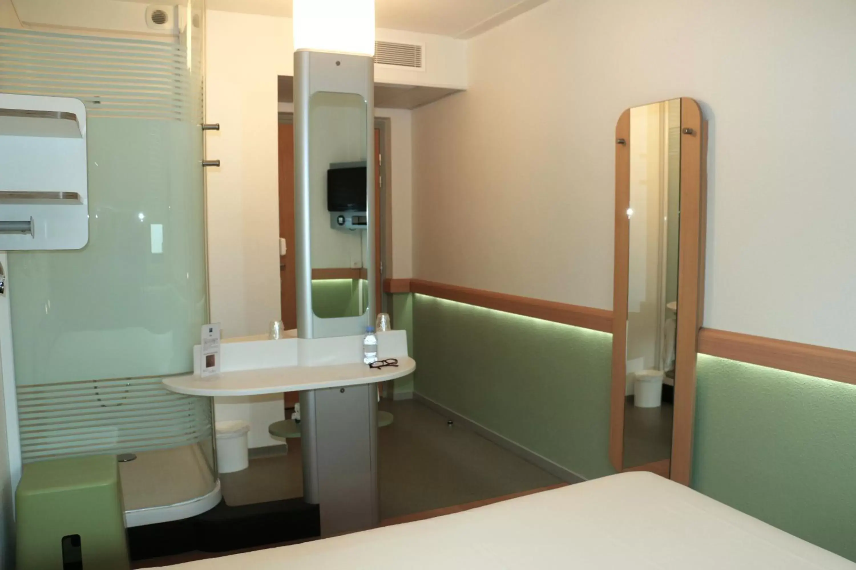 Day, Bathroom in ibis budget Castelnaudary - A61