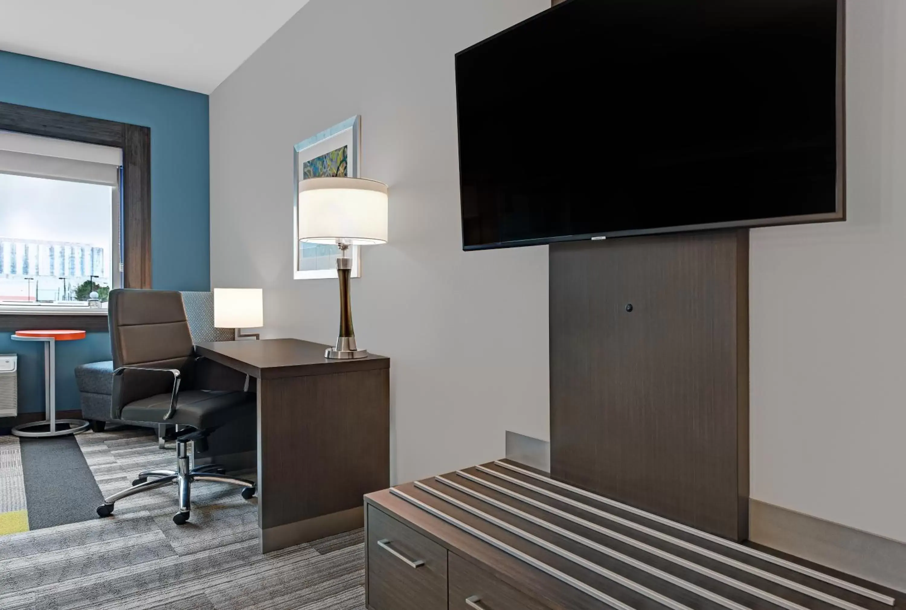 Seating area, TV/Entertainment Center in Holiday Inn Express & Suites Memorial – CityCentre, an IHG Hotel