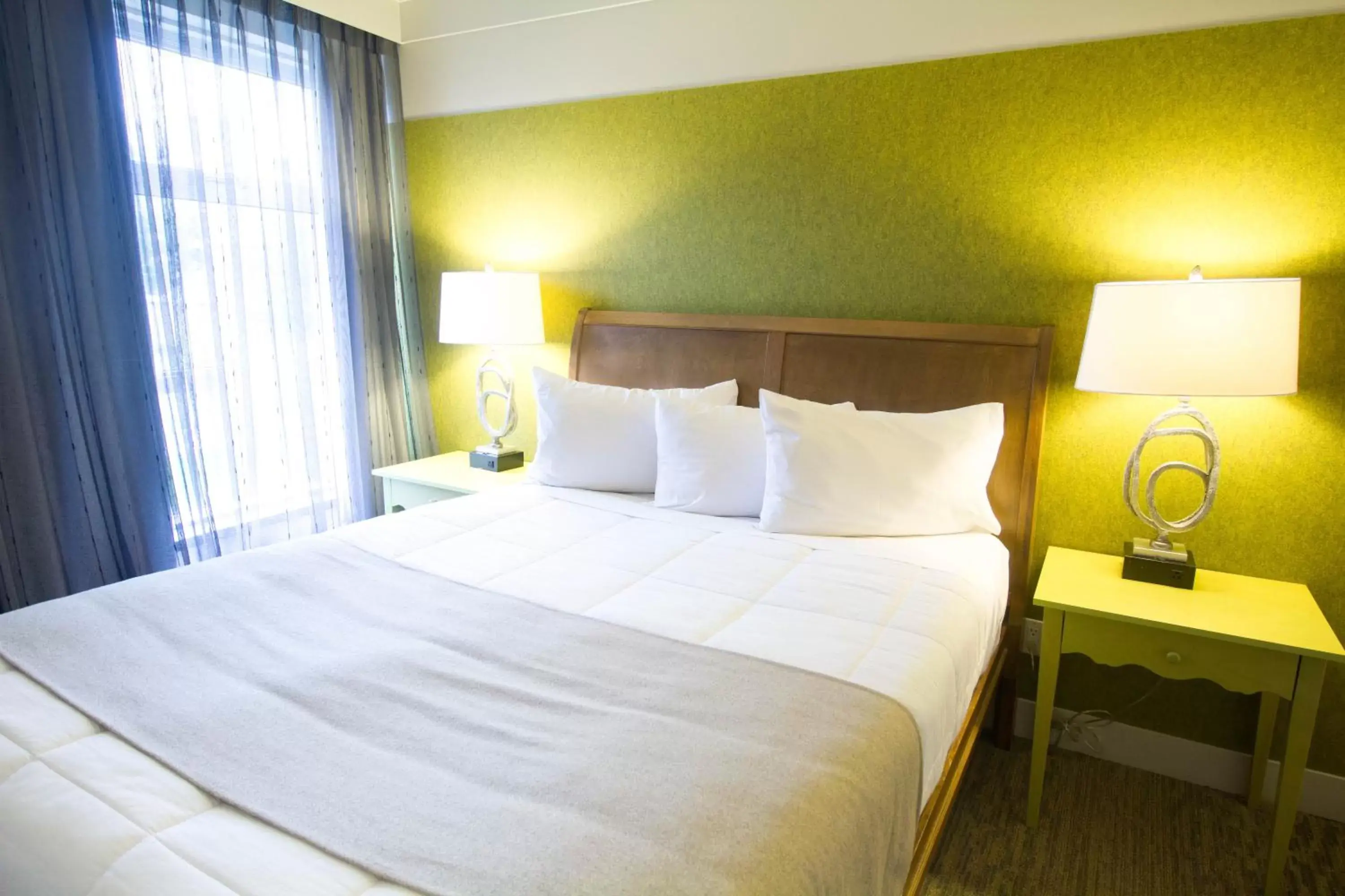 On-site shops, Bed in Hotel Champlain