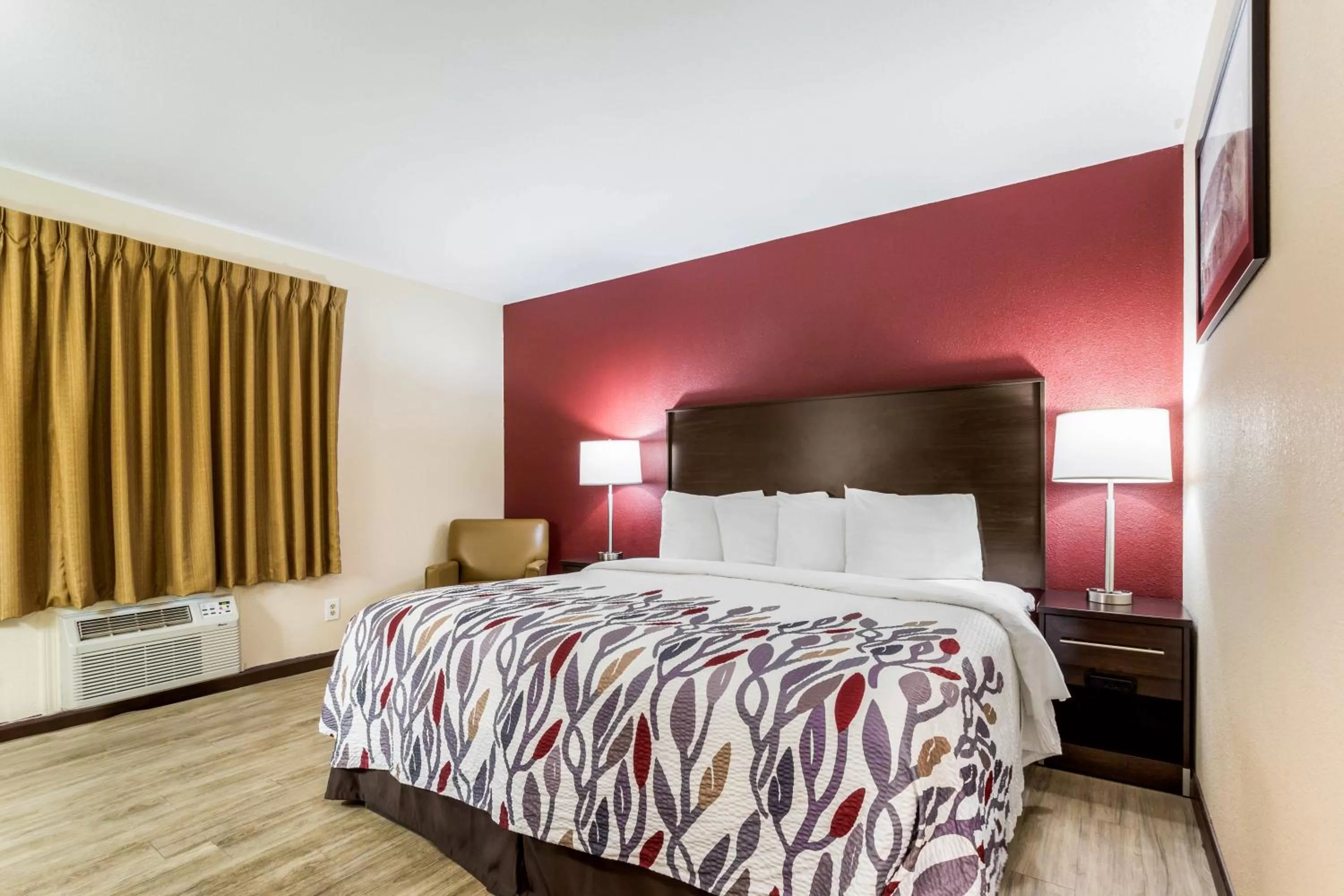 Photo of the whole room, Bed in Red Roof Inn Dry Ridge