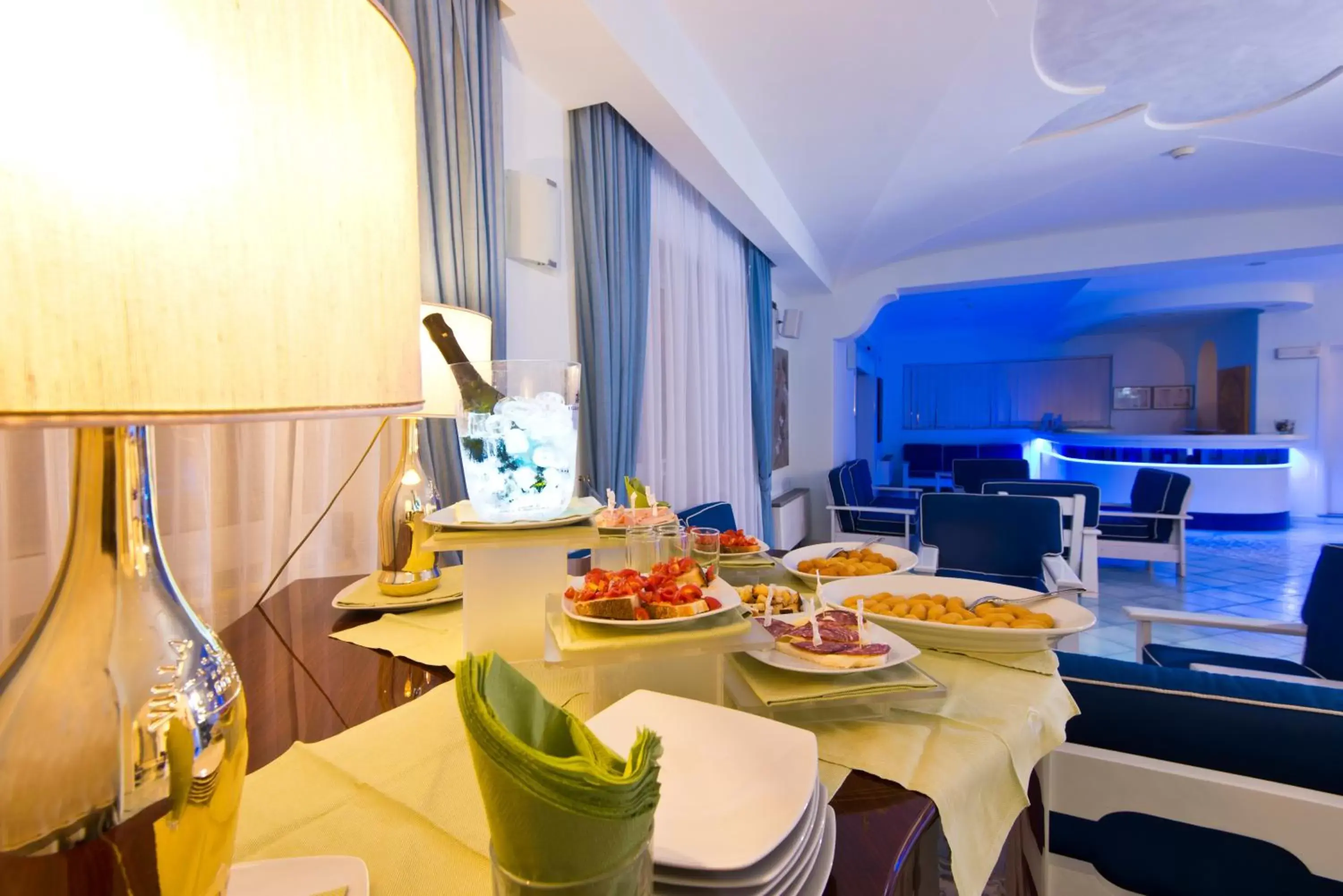 Lounge or bar, Dining Area in Hotel Villa Durrueli Resort & Spa
