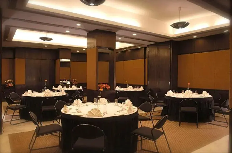 Banquet/Function facilities, Restaurant/Places to Eat in Savoy Suites Noida