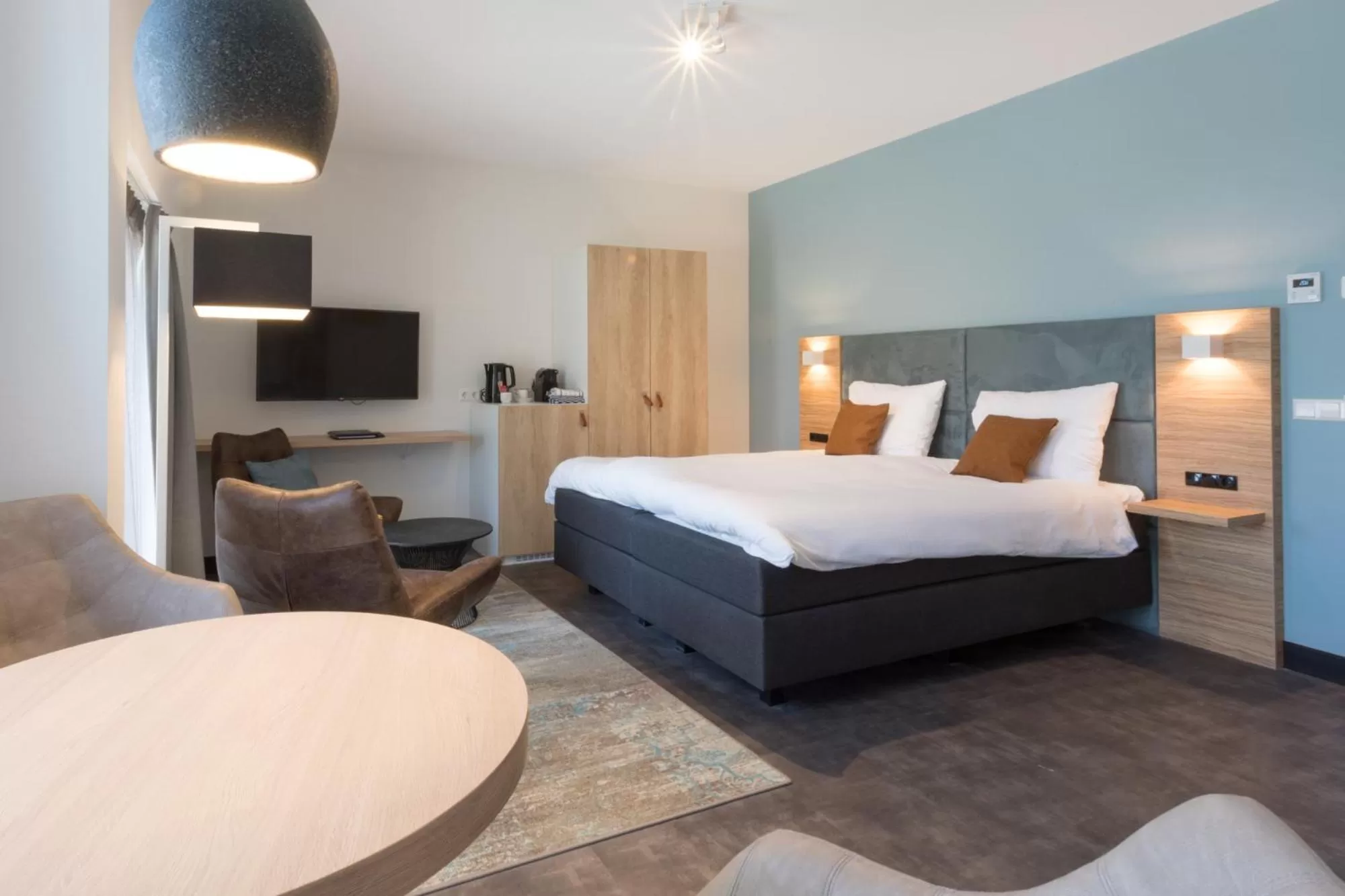 Photo of the whole room, Bed in Hotel Kaap West I Kloeg Collection