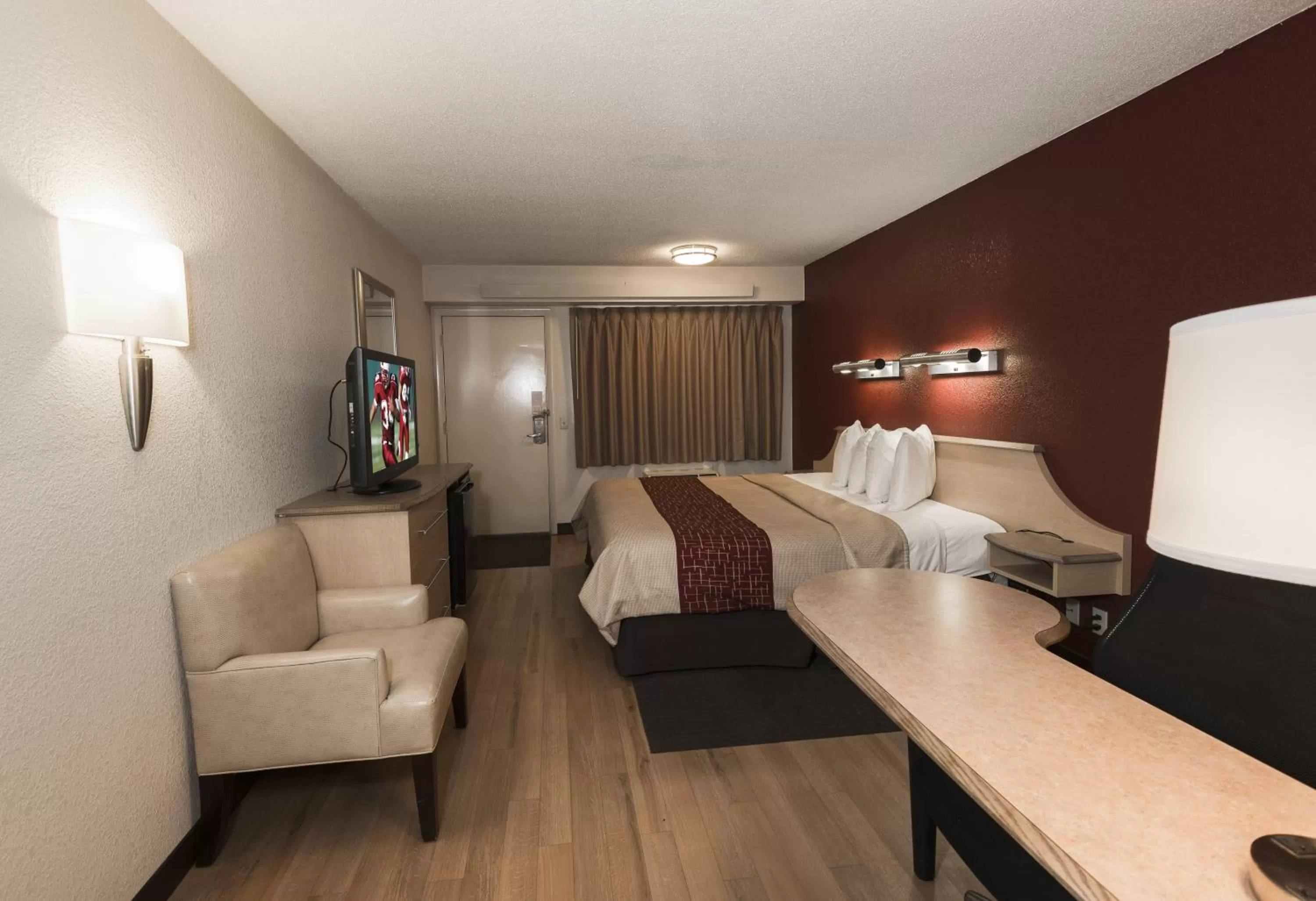 Photo of the whole room, Bed in Red Roof Inn Dayton North Airport