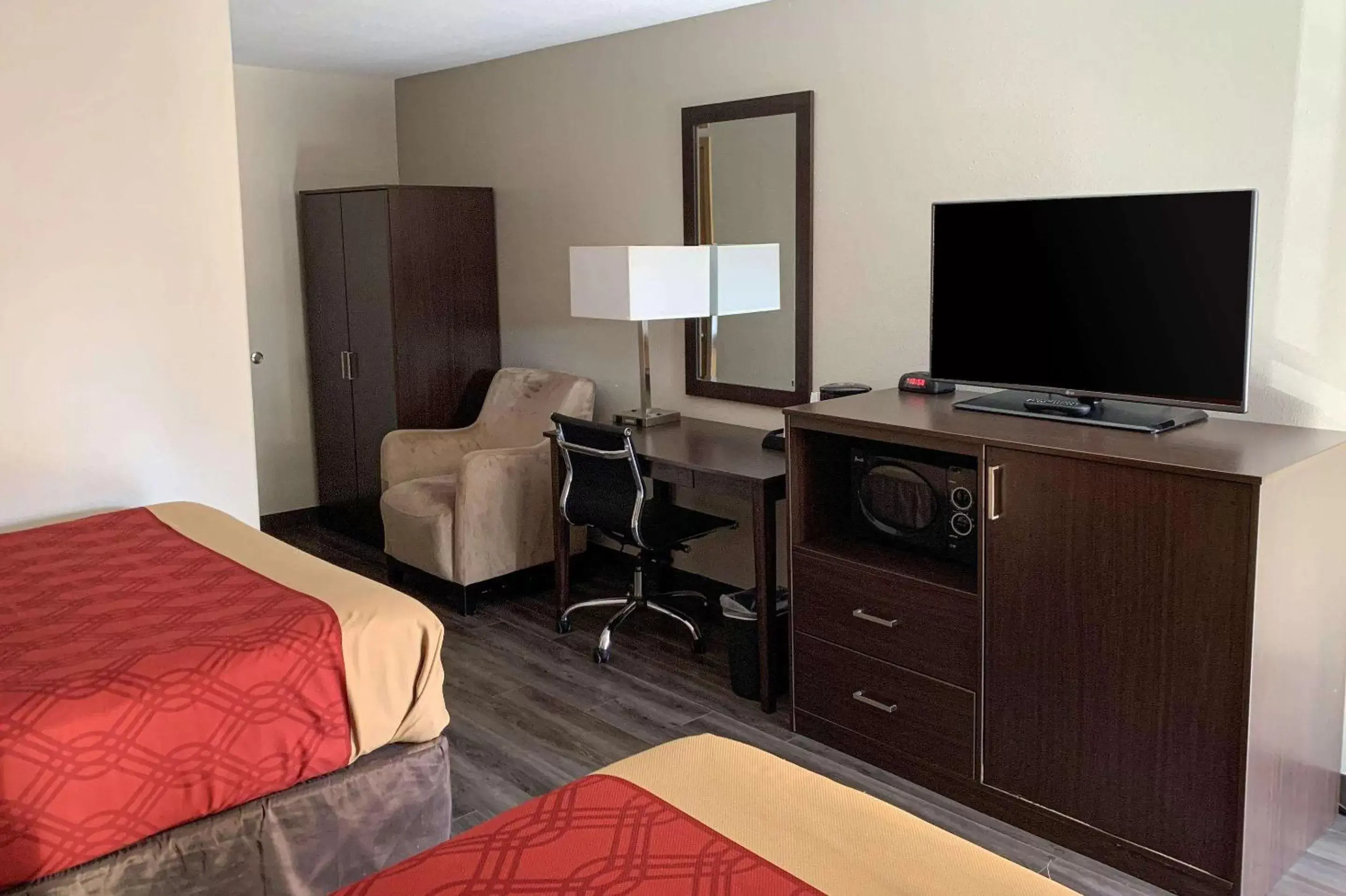 Photo of the whole room, TV/Entertainment Center in Econo Lodge City Center