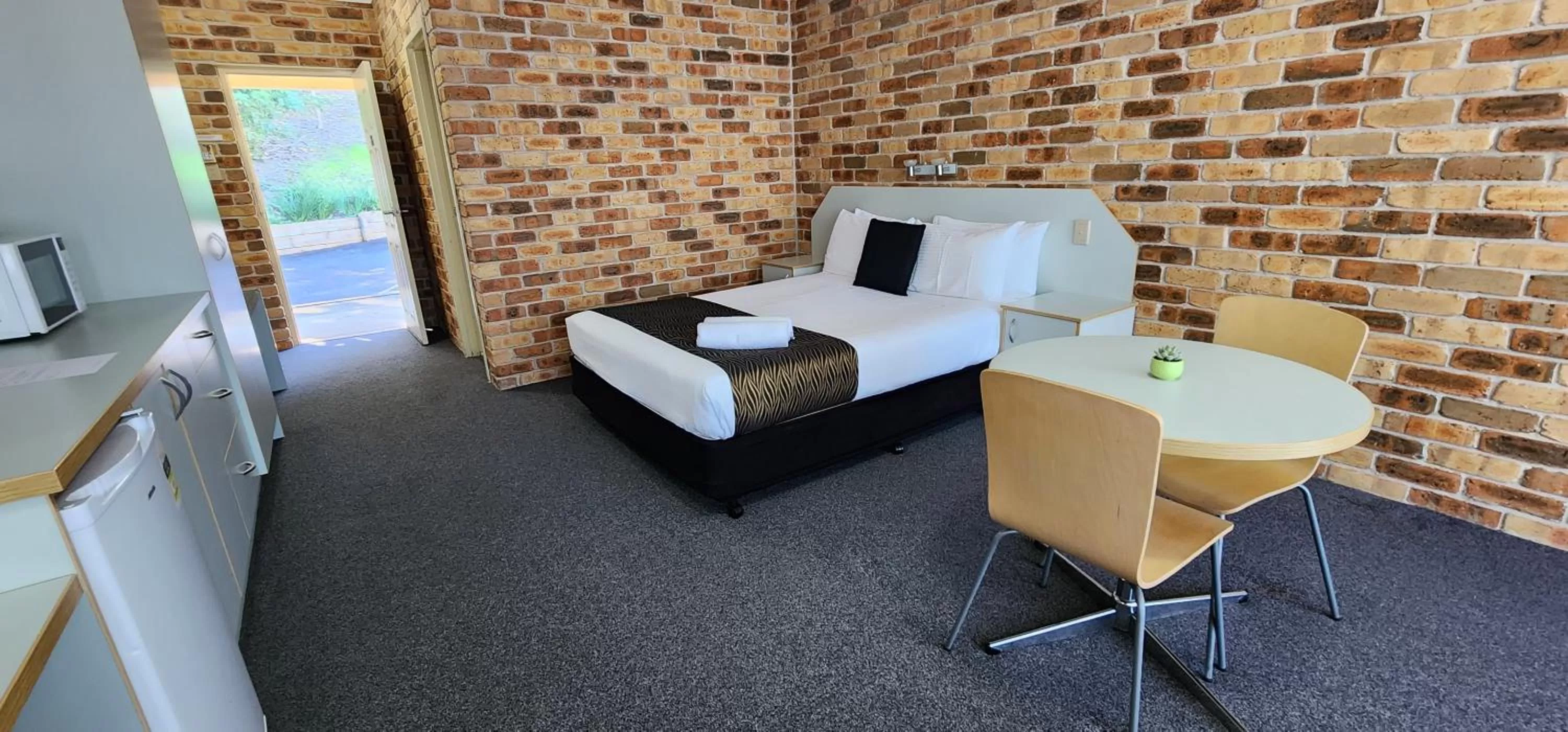 Bed in Golf Club Motor Inn Wingham