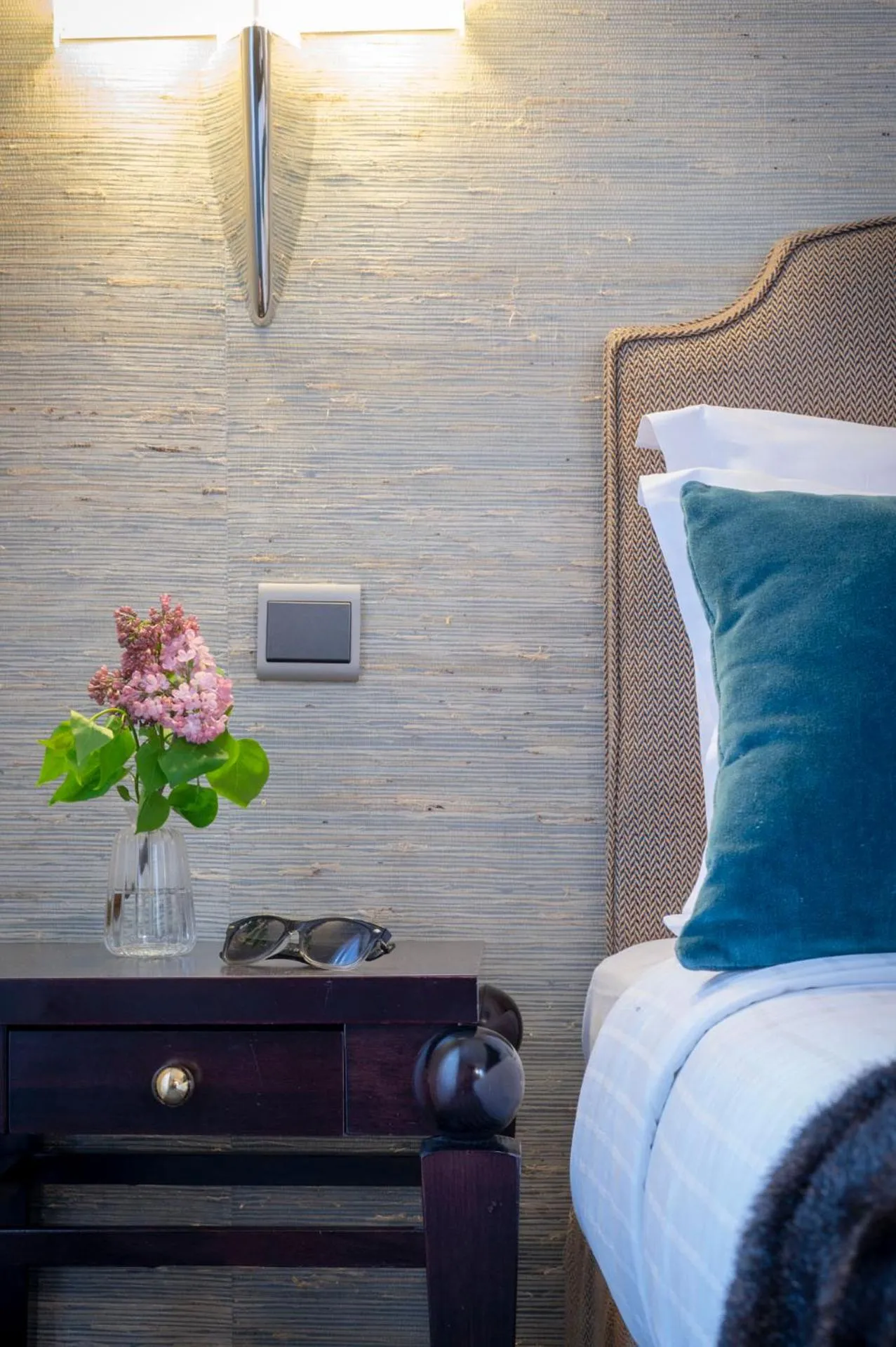 Property building, Bed in Hôtel Delavigne