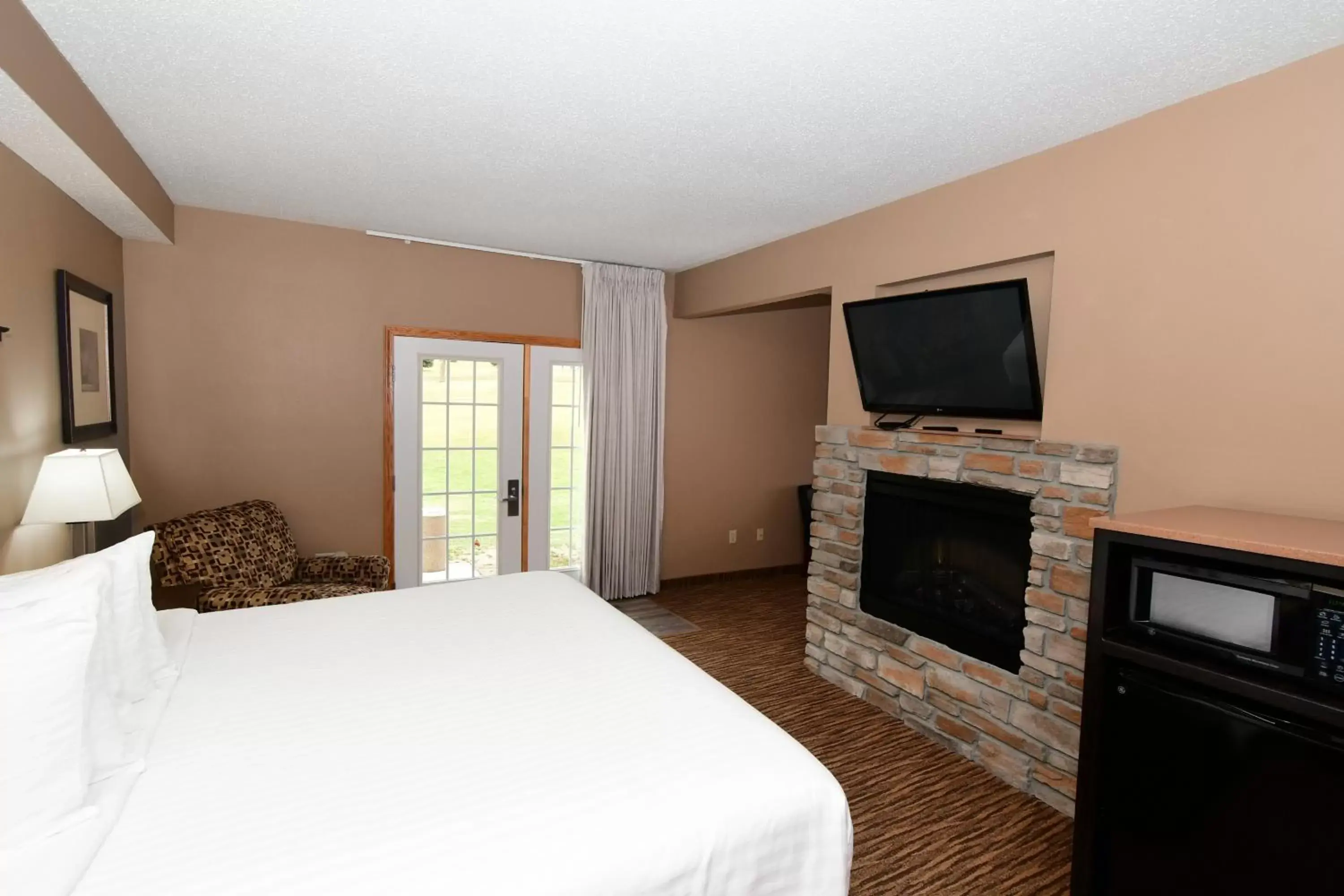 Bed, TV/Entertainment Center in Cobblestone Inn & Suites - Denison | Majestic Hills