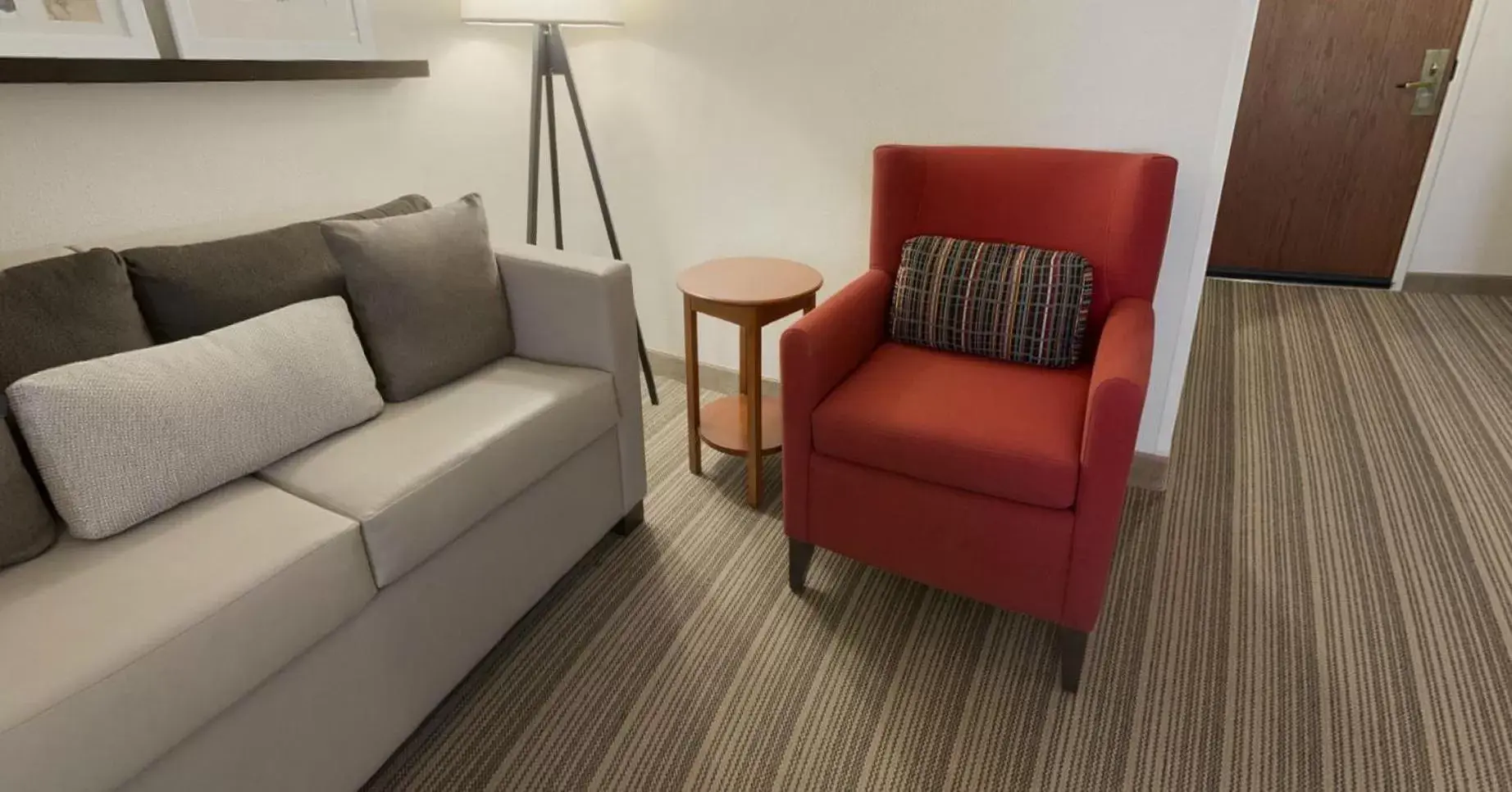 Living room, Seating Area in Country Inn & Suites by Radisson, Atlanta Galleria Ballpark, GA
