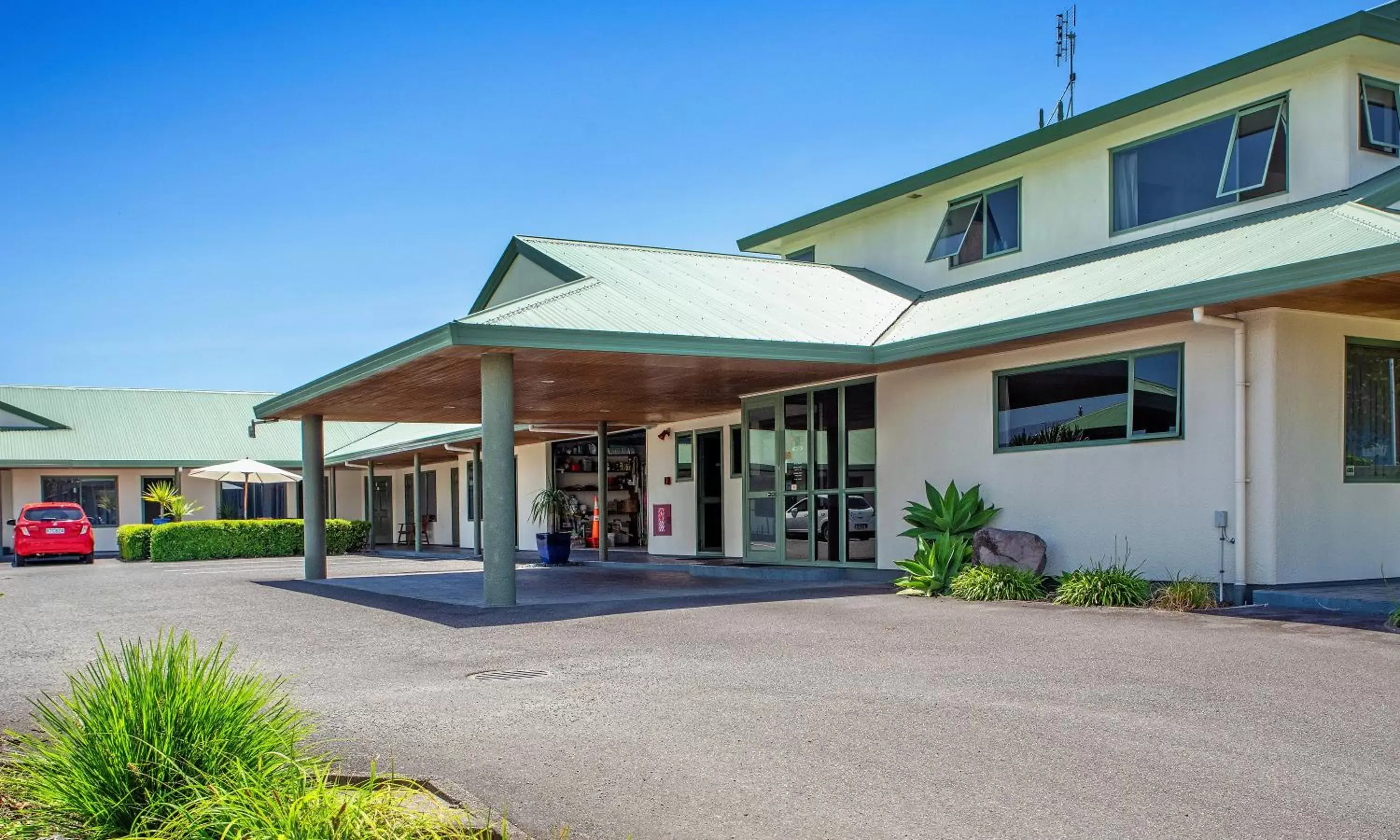 Facade/entrance, Property Building in Barringtons Motor Lodge