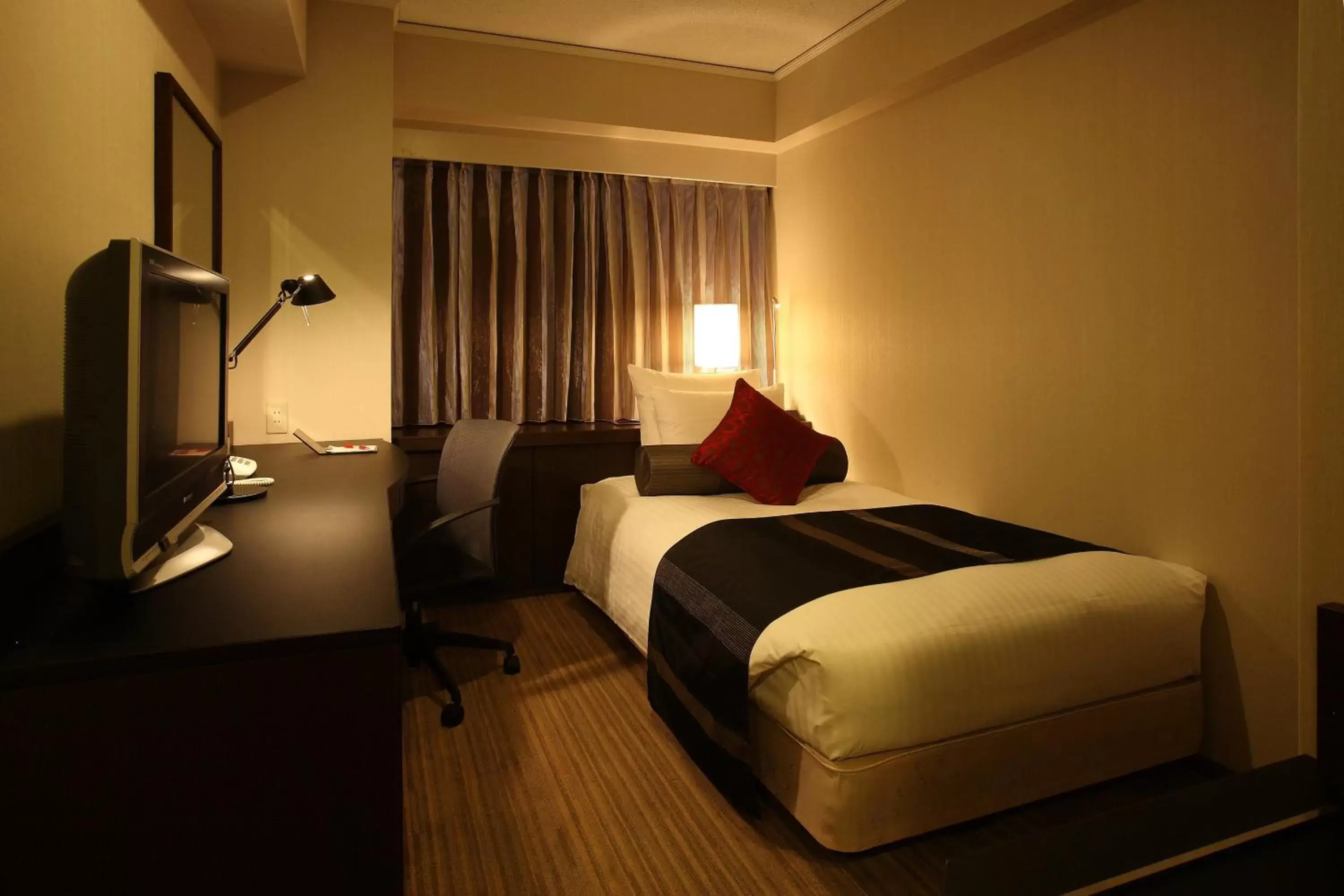 Photo of the whole room, Bed in ANA Crowne Plaza Fukuoka, an IHG Hotel