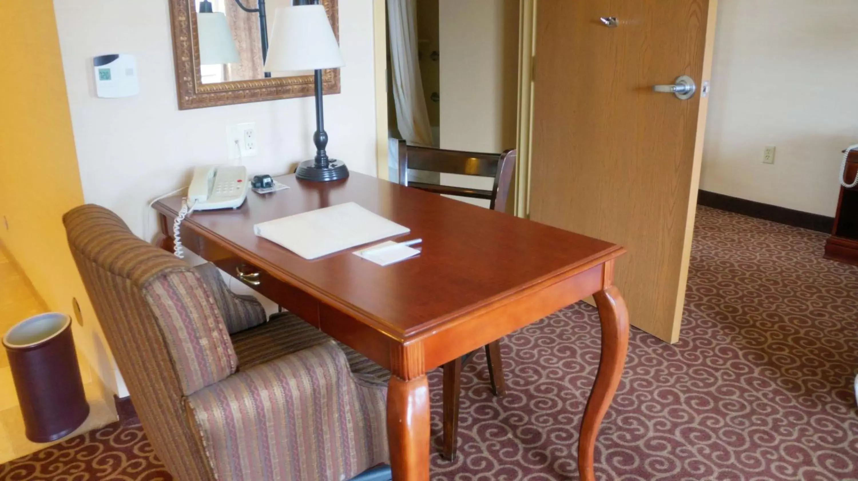 Bed, Dining Area in Hampton Inn & Suites Kingman