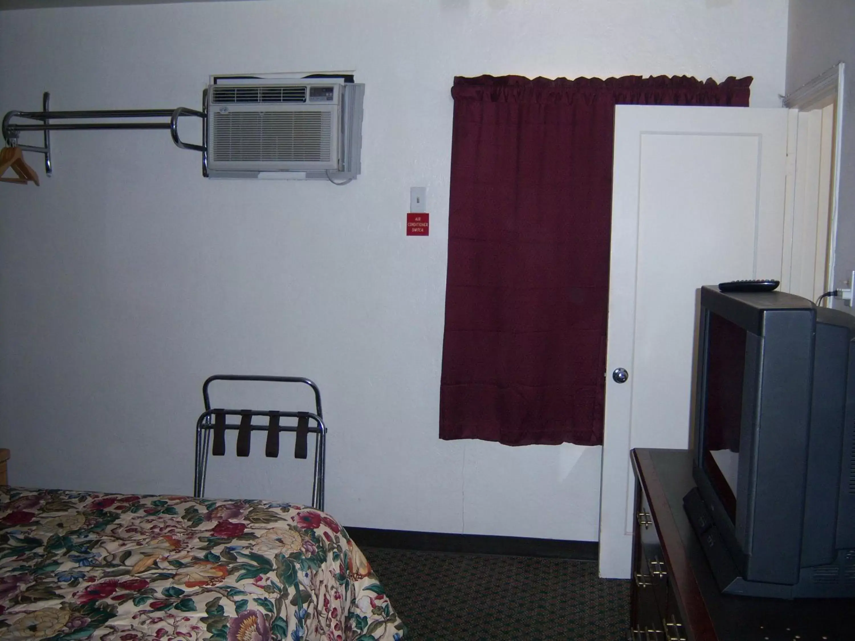 Bedroom, Bed in Shasta Dam Motel