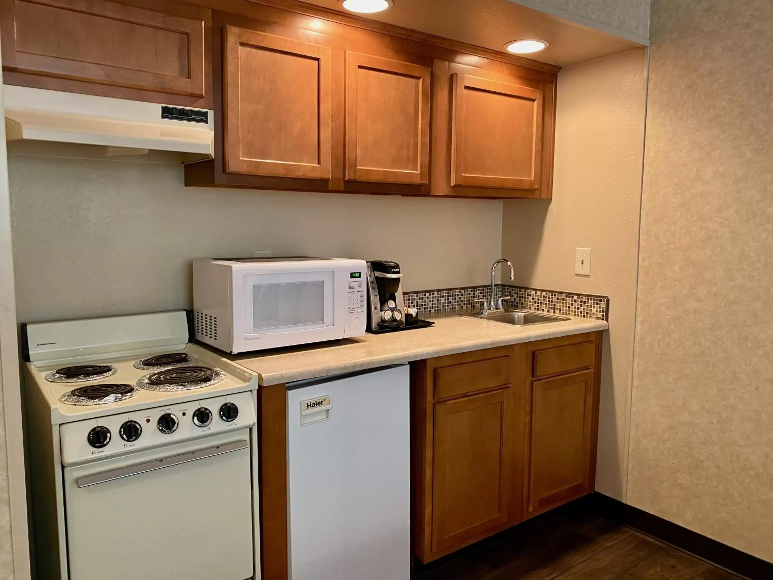 Kitchen or kitchenette, Kitchen/Kitchenette in Cousin's Country Inn