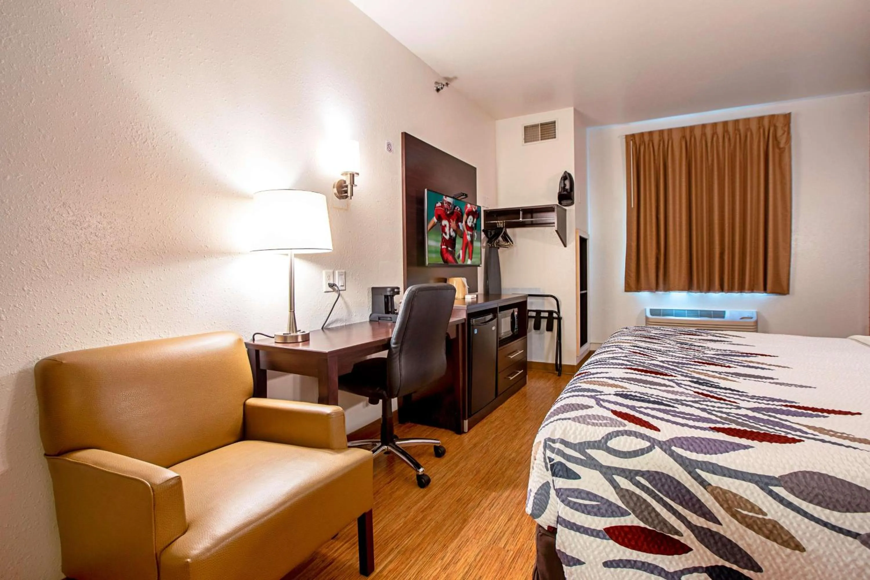 Photo of the whole room, Bed in Seasons Inn Traverse City