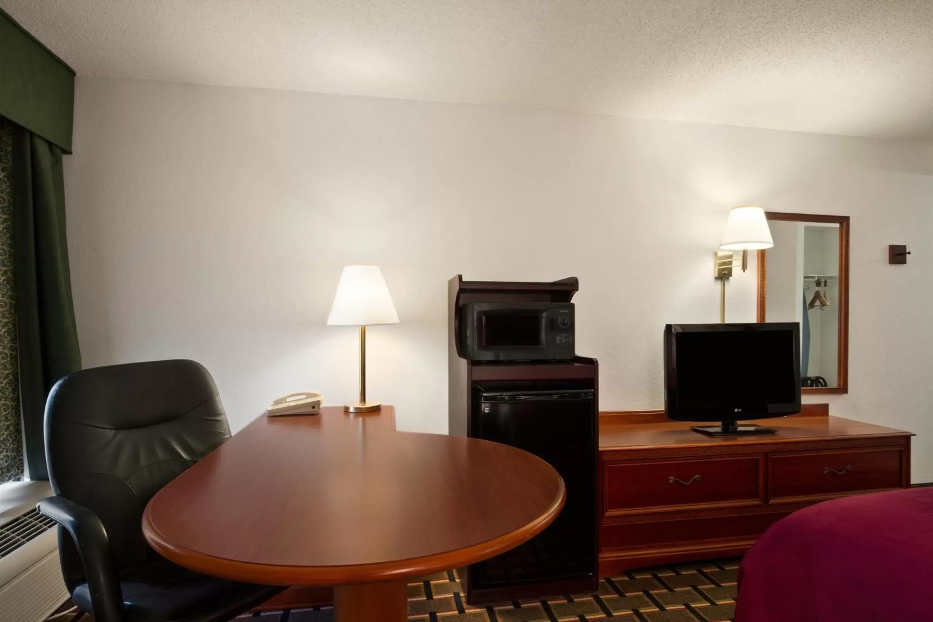 Photo of the whole room, TV/Entertainment Center in Baymont by Wyndham Crossville