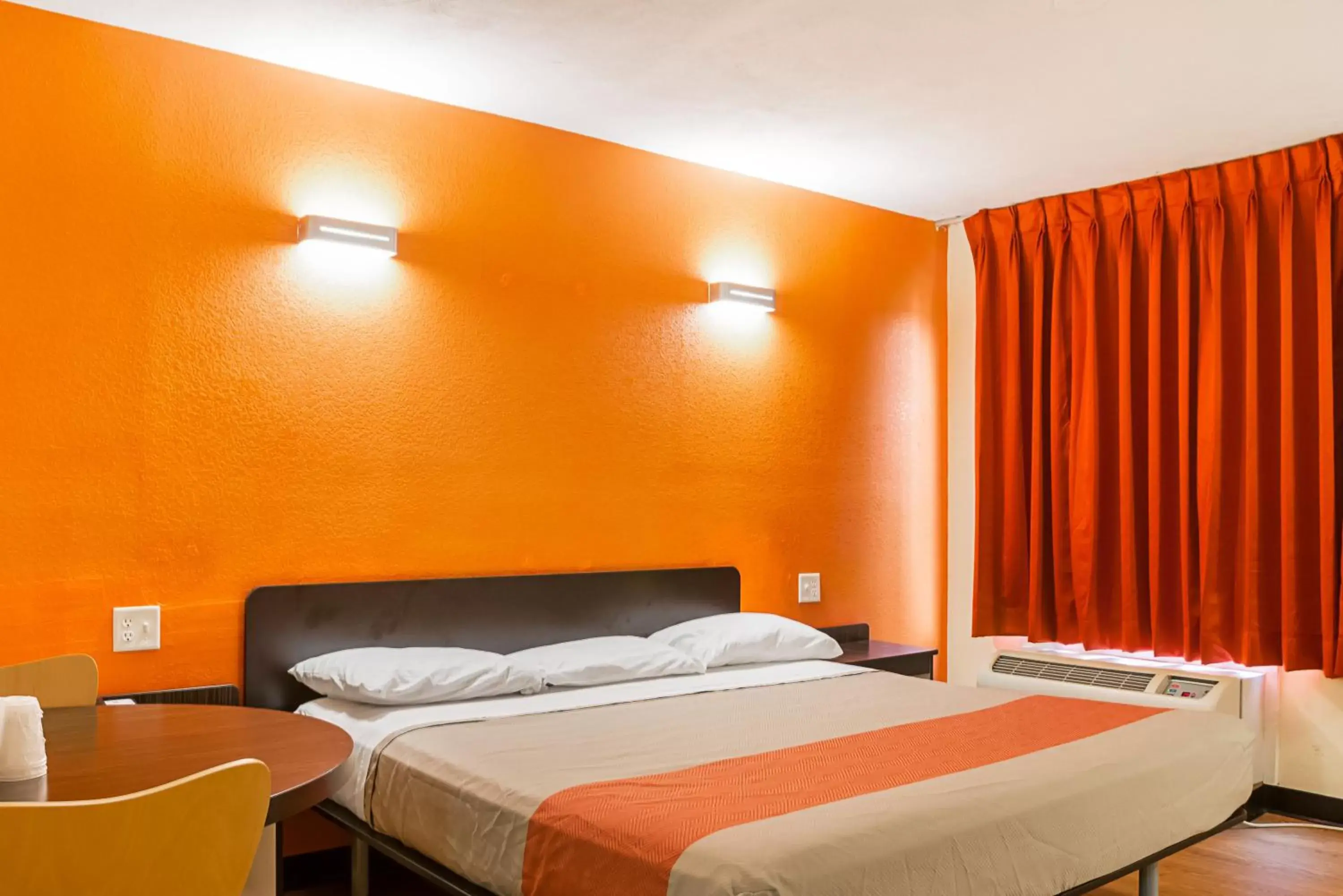 Bedroom, Bed in Motel 6-New Orleans, LA - Near Downtown Bedroom, Bed in Motel 6-New Orleans, LA - Near Downtown