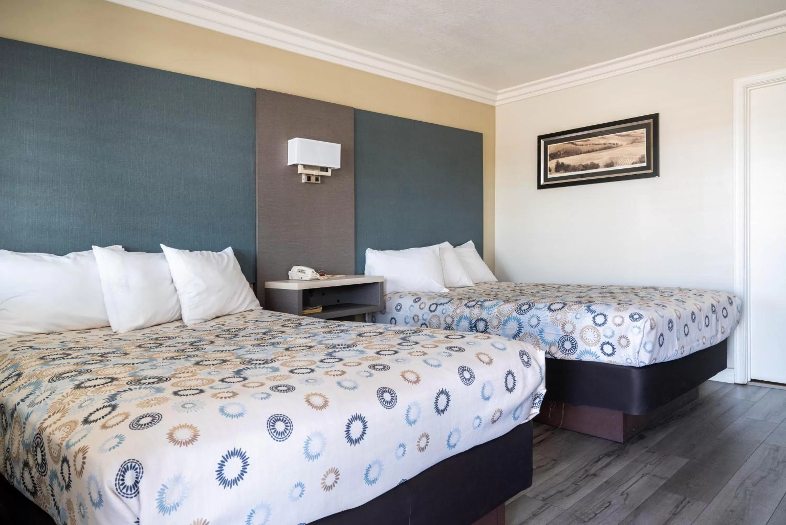 Bed in Solaire Inn & Suites