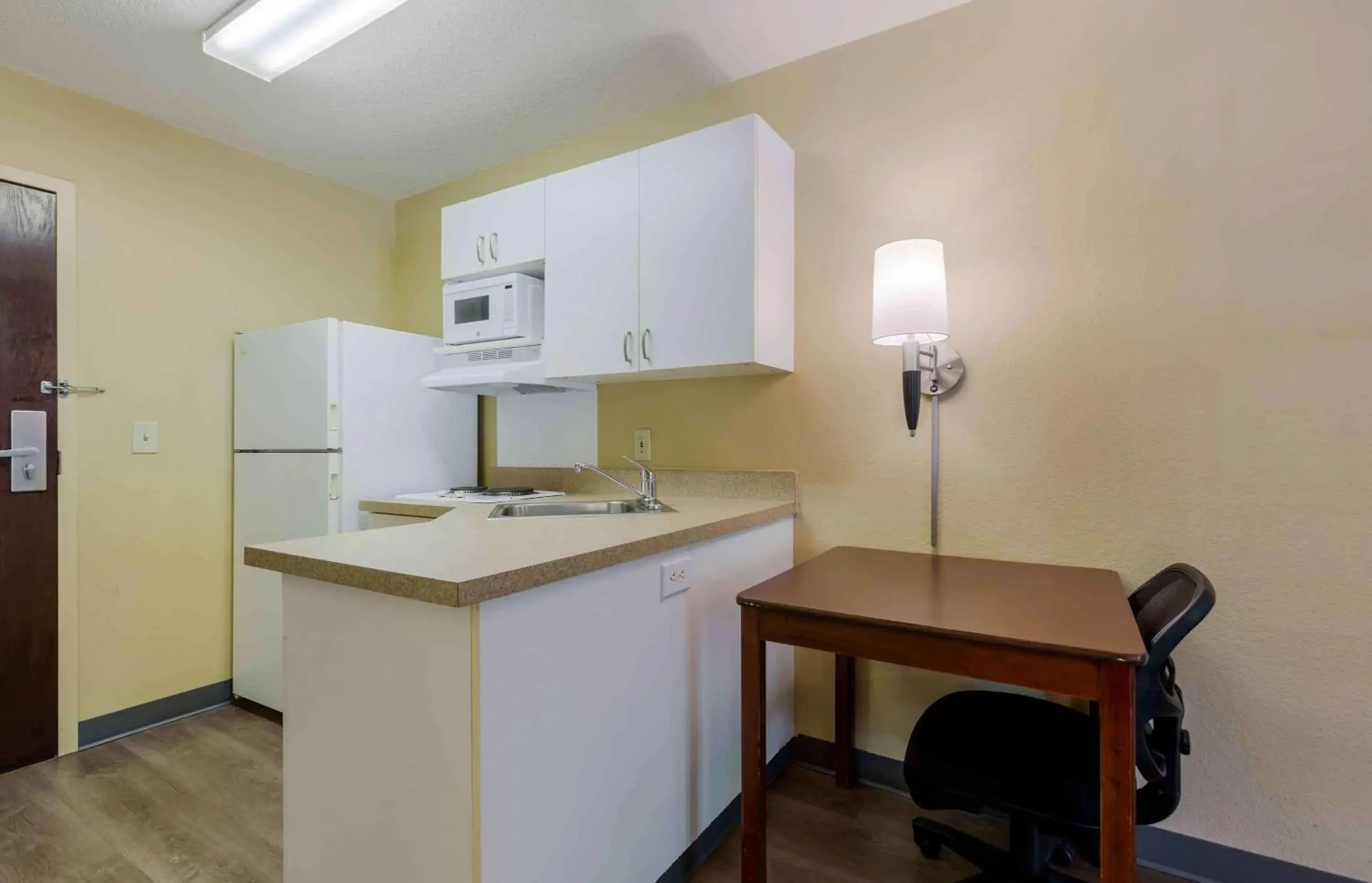 Bedroom, Kitchen/Kitchenette in Extended Stay America Suites - Washington, DC - Sterling