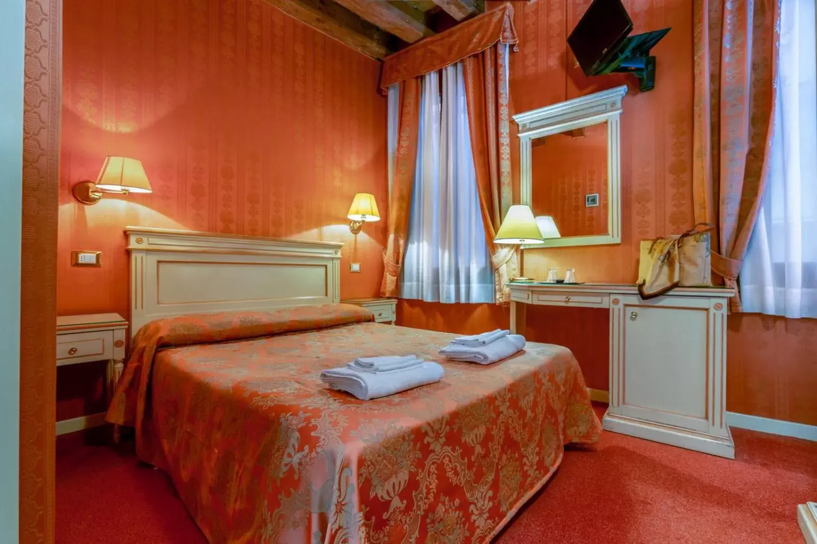 Photo of the whole room, Bed in Lanterna Di Marco Polo