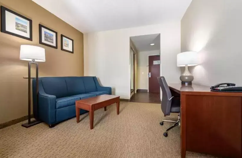 Seating Area in Comfort Suites Cincinnati Airport