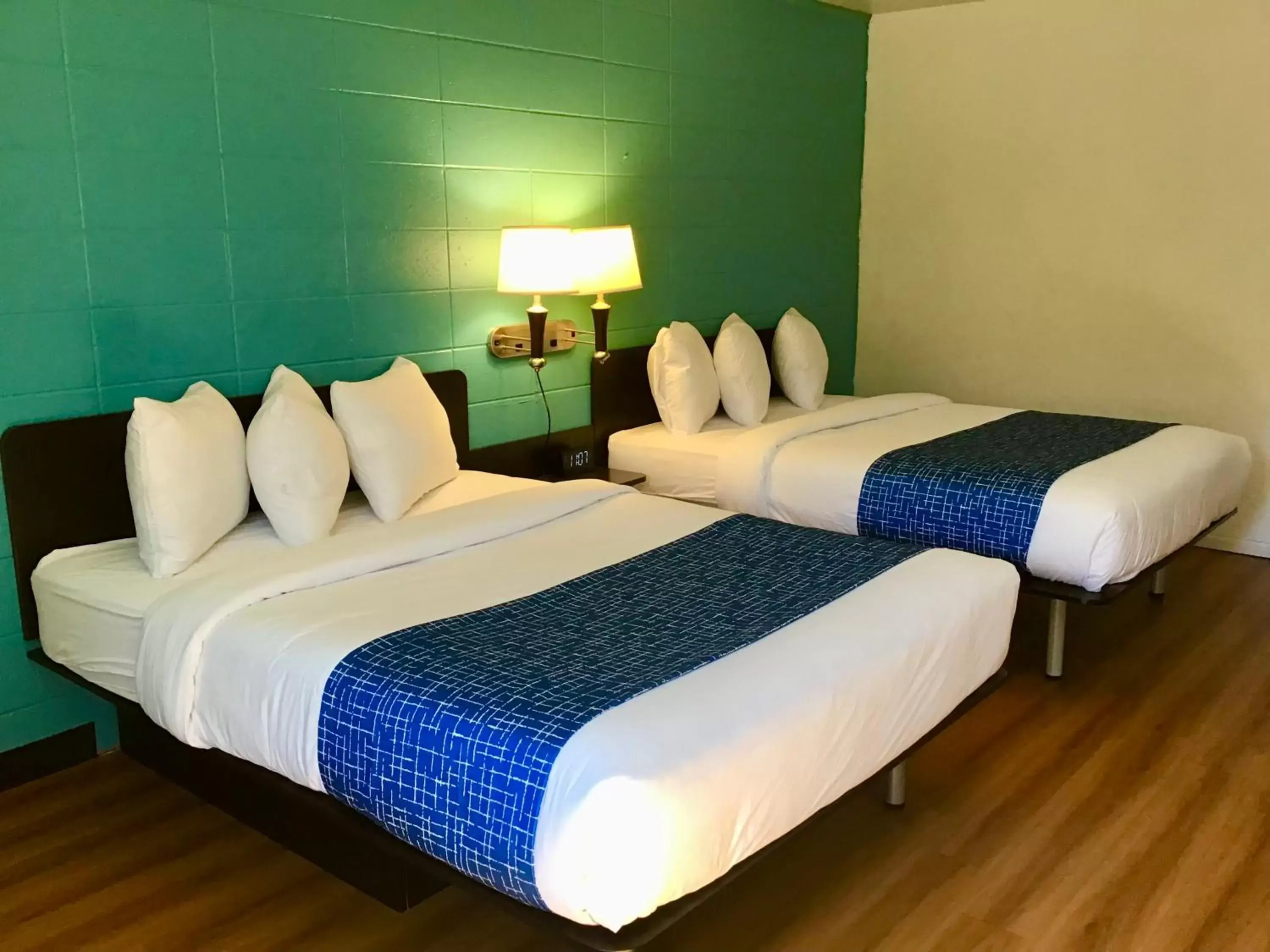 Photo of the whole room, Bed in Travelodge Inn & Suites by Wyndham Missoula University Park