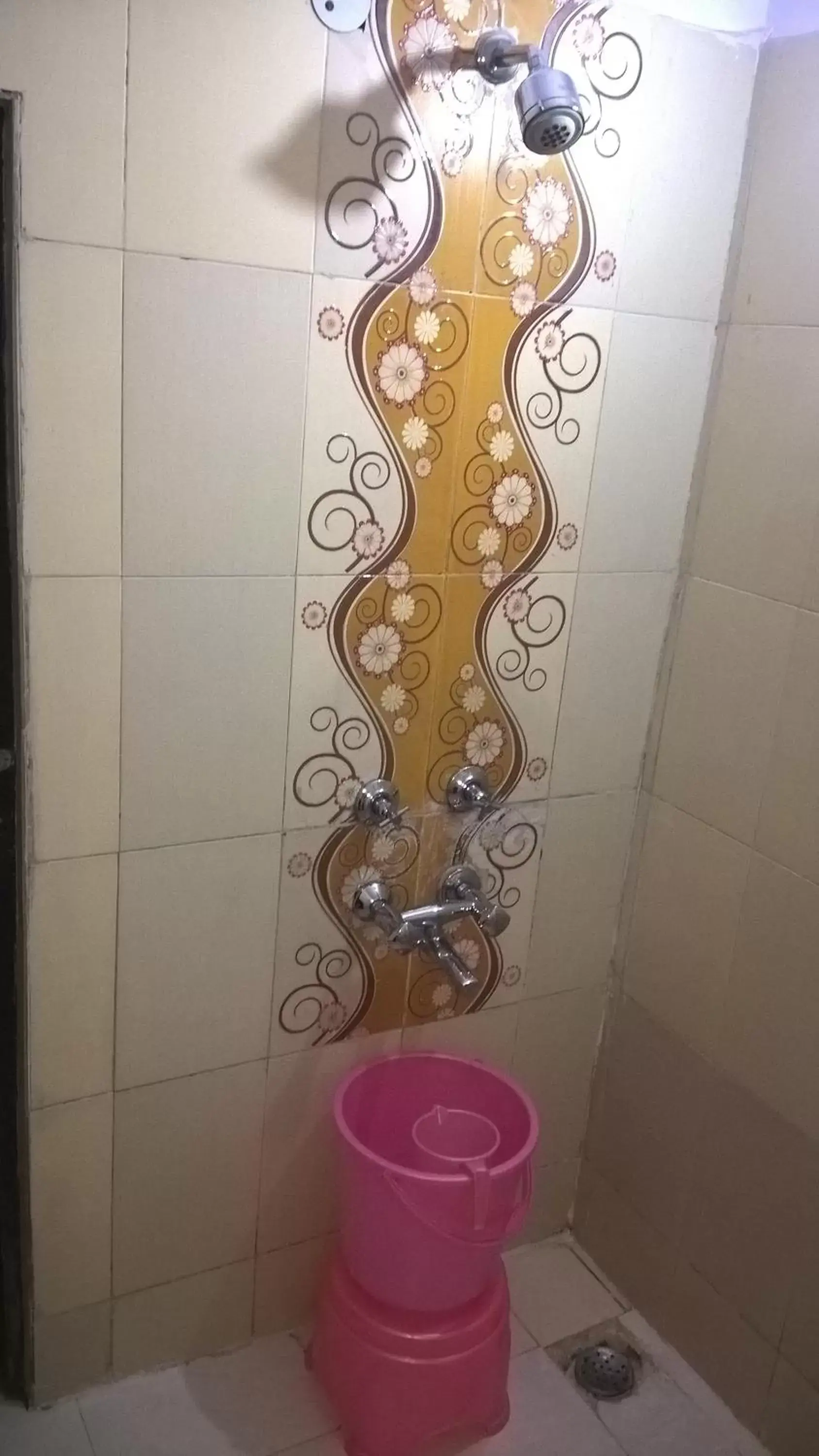 Shower, Bathroom in Hotel Su Shree Continental 5 Minutes Walk From New Delhi Railway Station