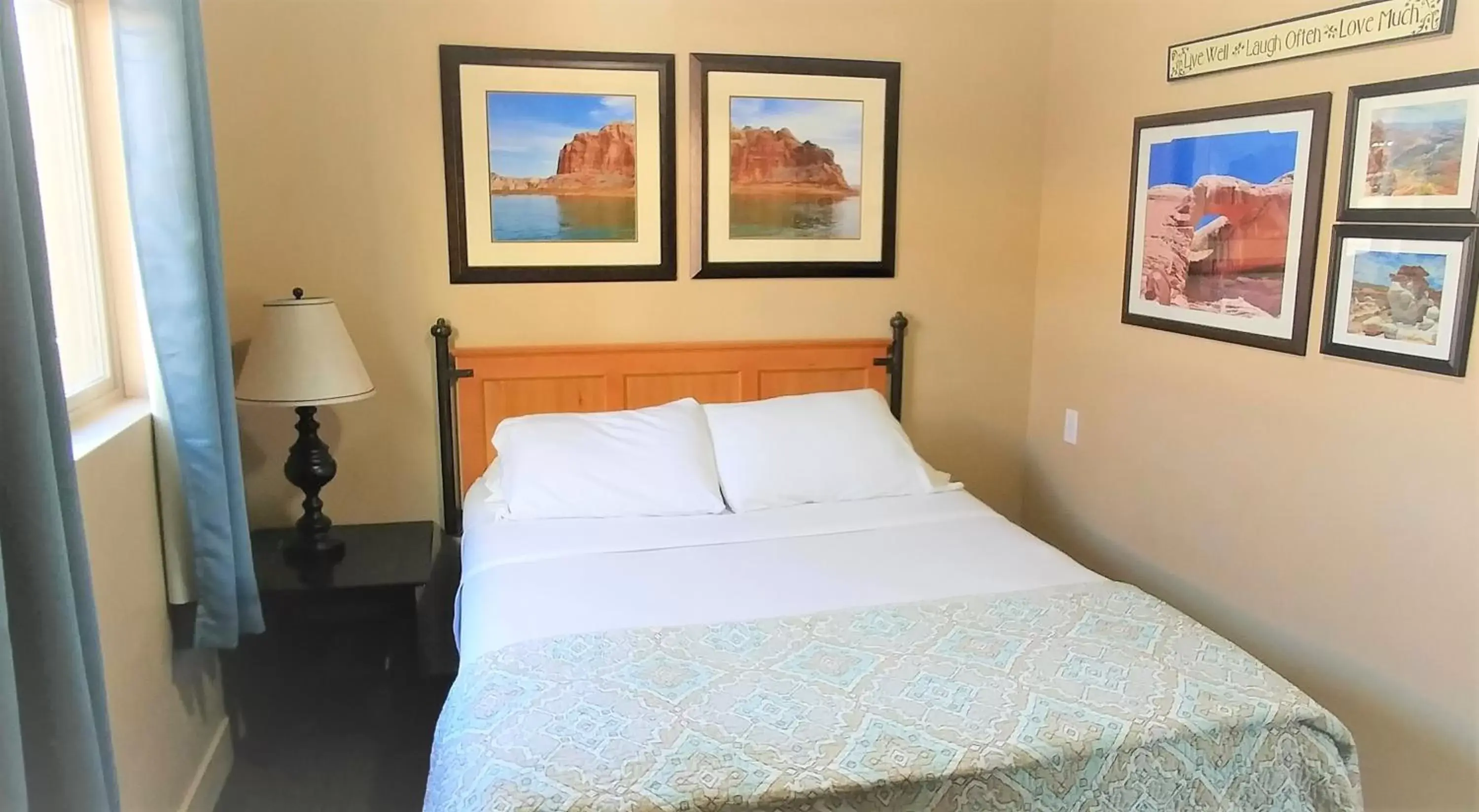Bedroom, Bed in Lake Powell Motel & Apartments