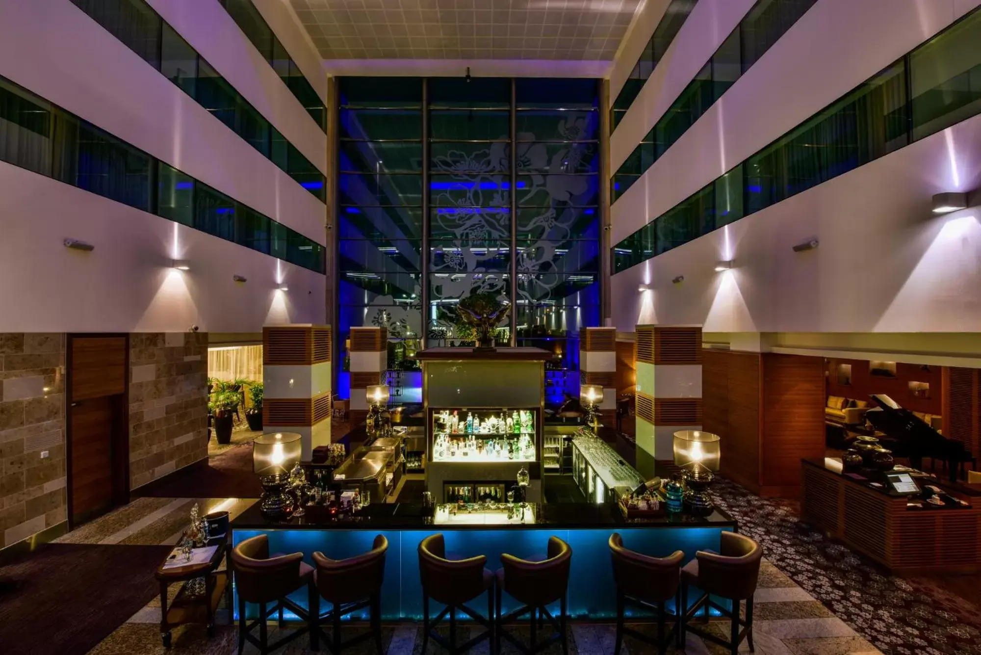 Lounge or bar, Restaurant/Places to Eat in Sofitel London Heathrow