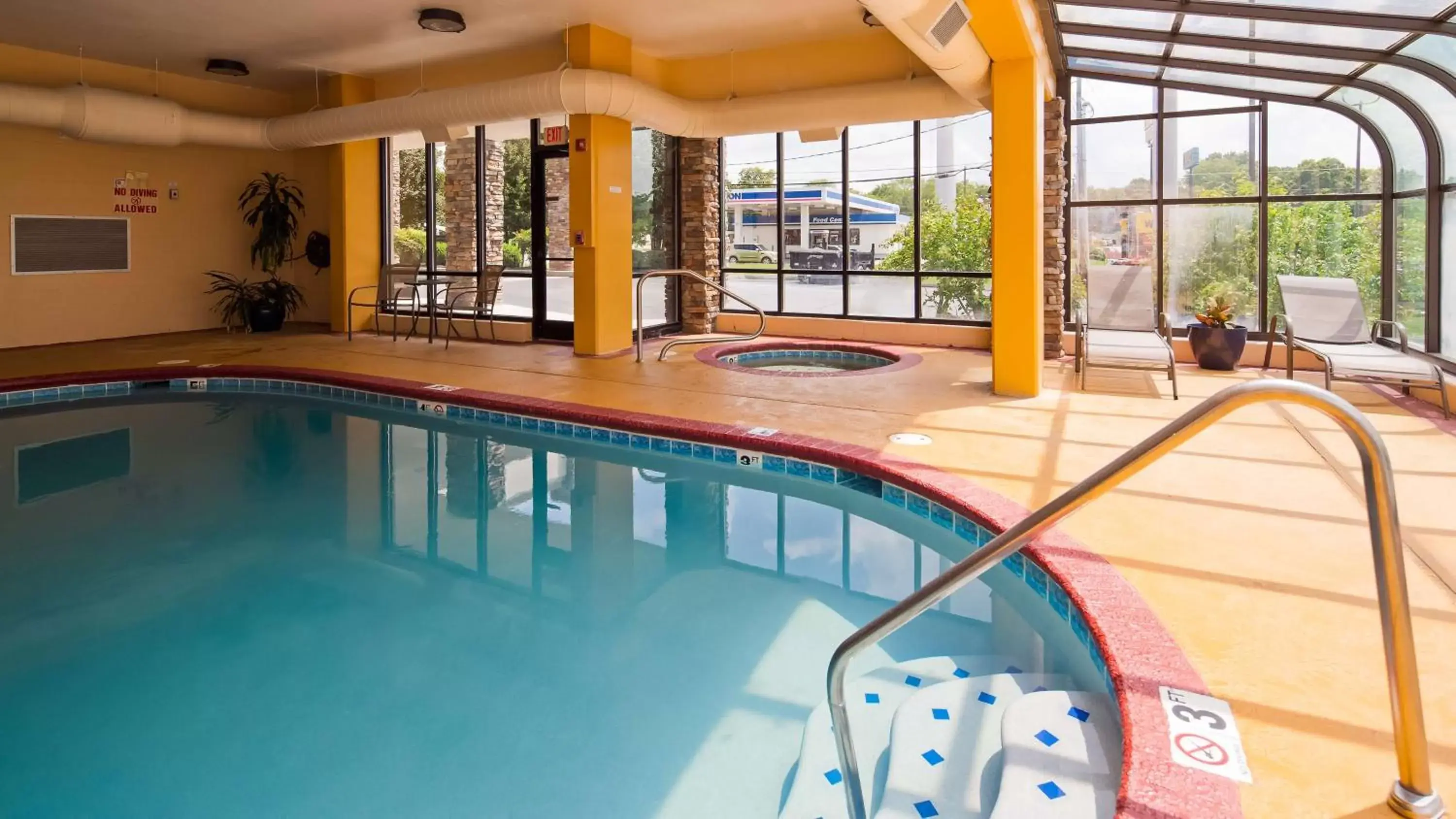 On site, Swimming Pool in Best Western Knoxville Suites - Downtown
