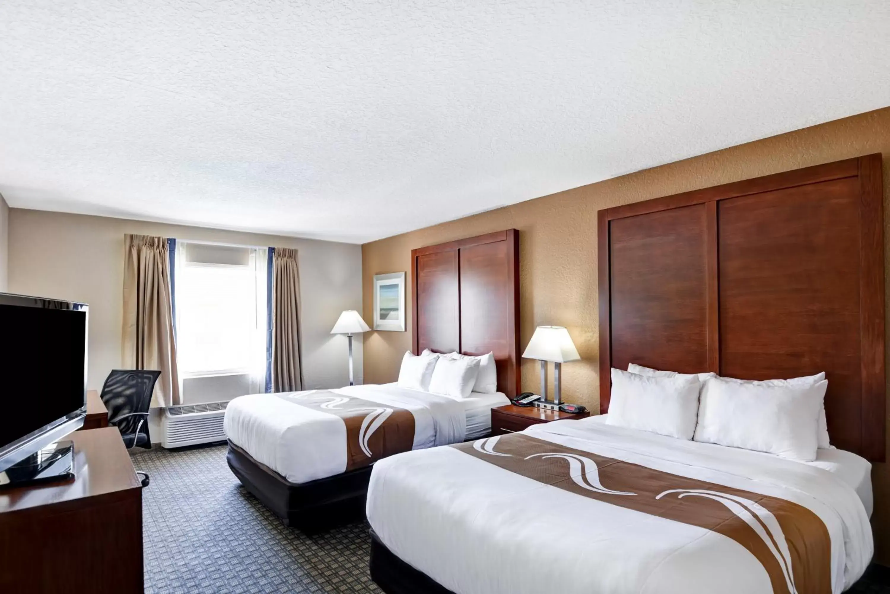 Photo of the whole room, Bed in Quality Inn & Suites Heritage Park