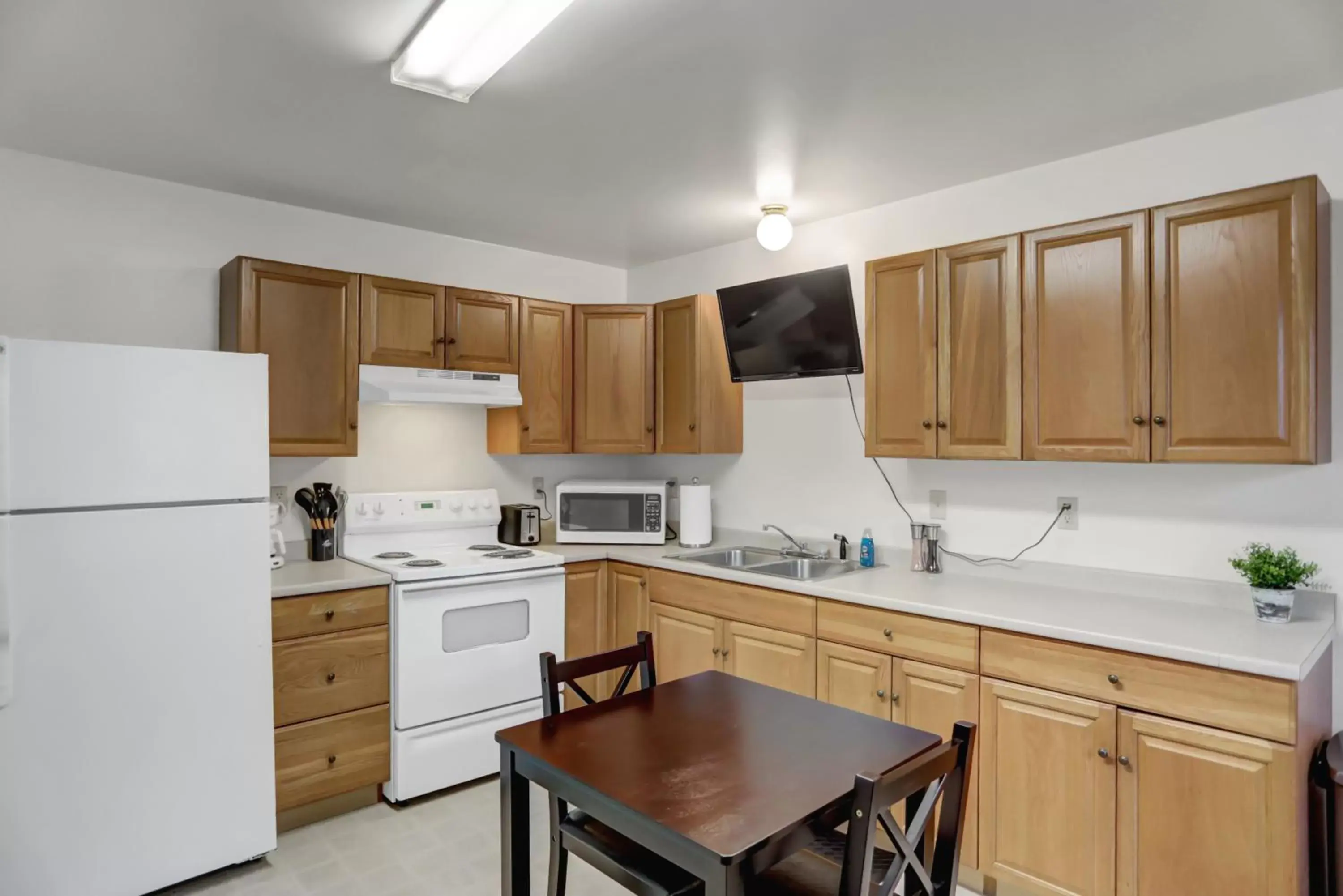 kitchen, Kitchen/Kitchenette in Halifax Inn