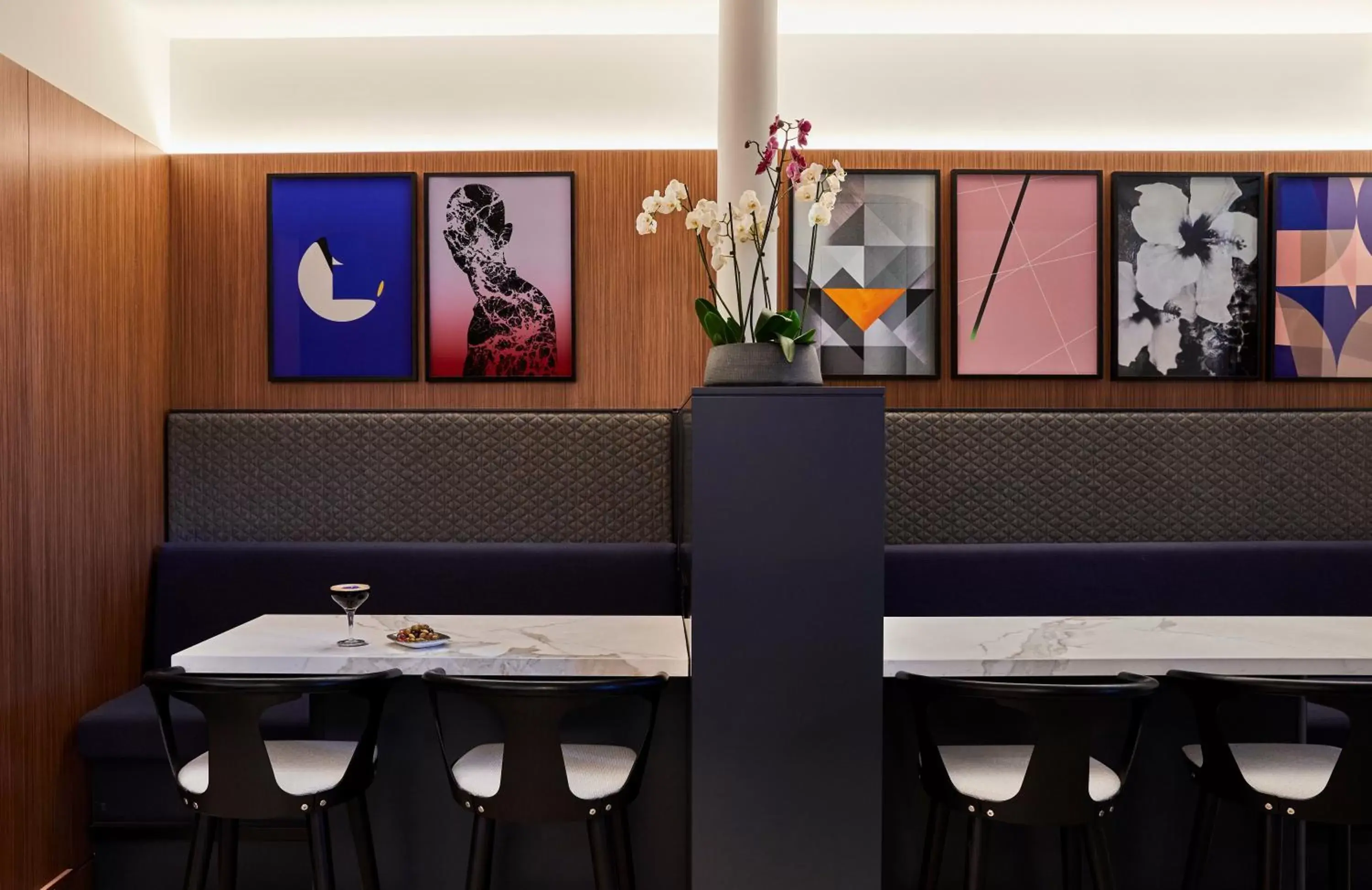 Lounge or bar, Restaurant/Places to Eat in Crowne Plaza Paris République, an IHG Hotel